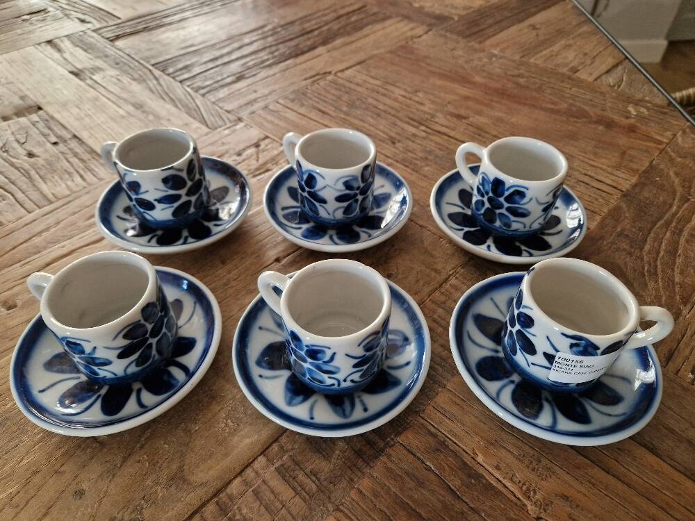 Porcelain coffee cups from Monte Sião (Brazil)