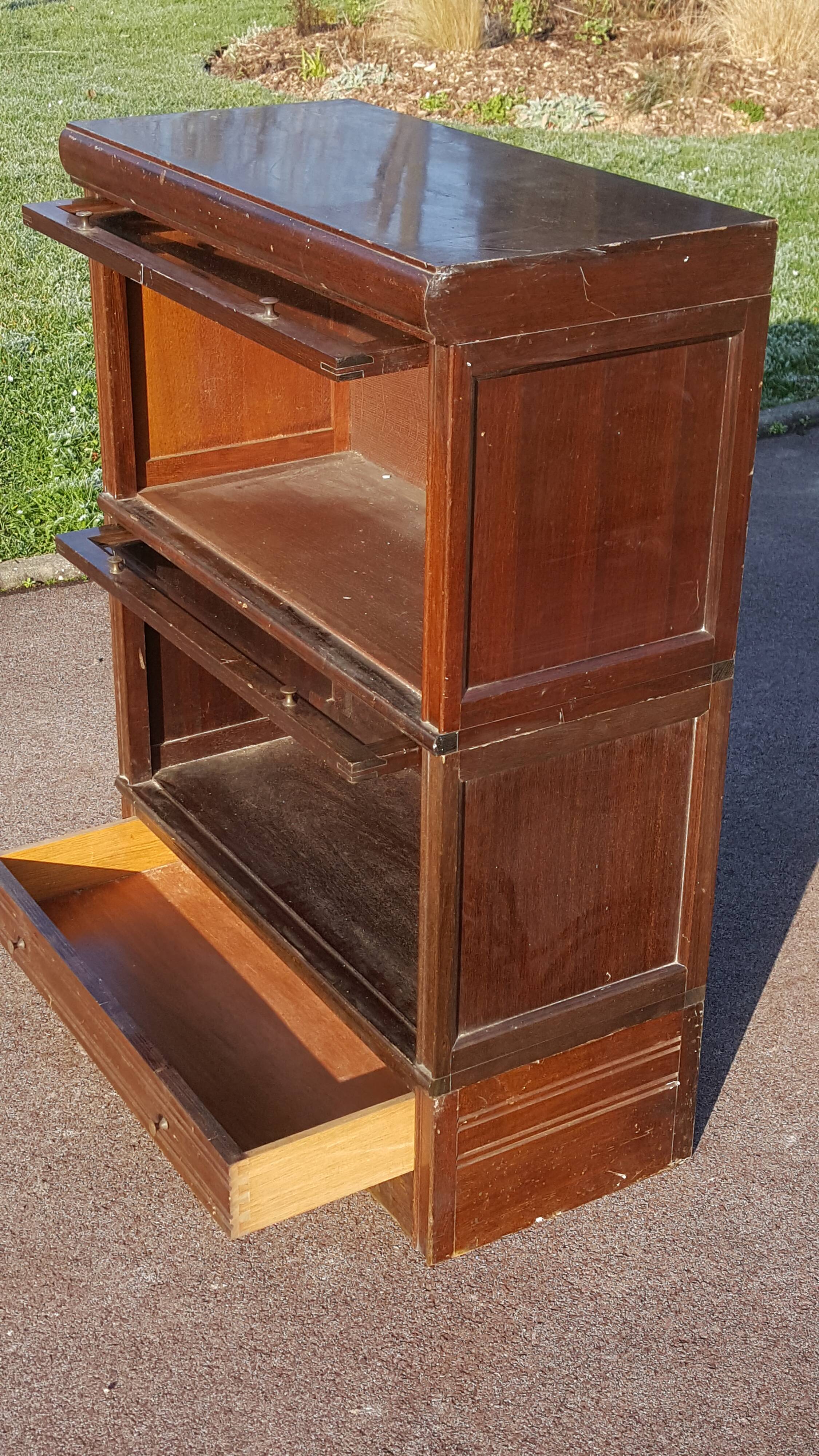Meuble de métier à clapet basculant vitré