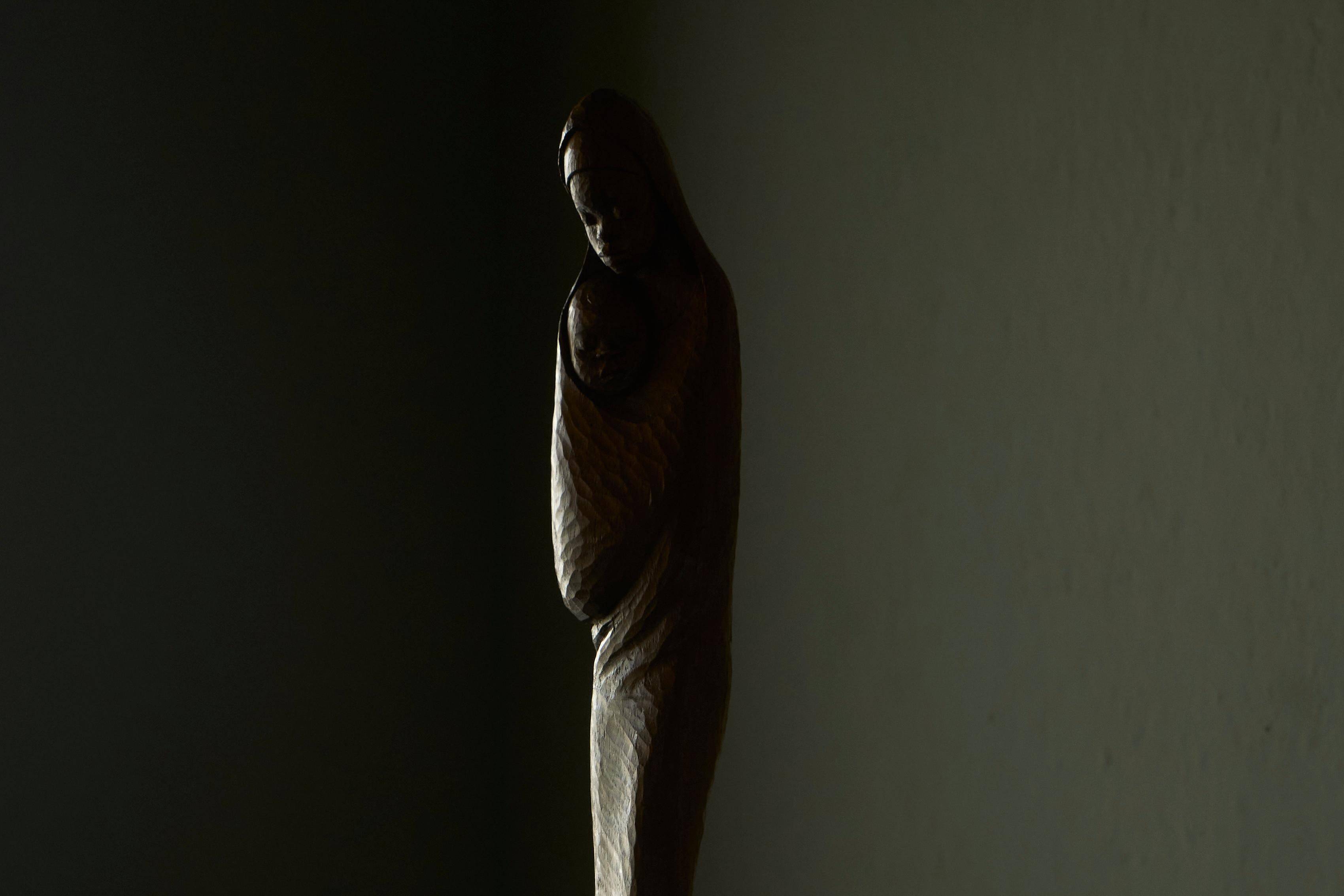 Sculpture of a woman and child in hand-carved wood, mid-20th century.