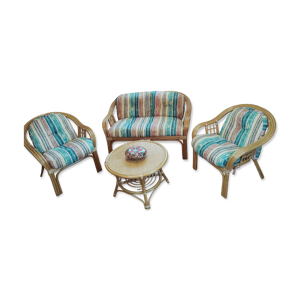 salon en rotin avec garnitures