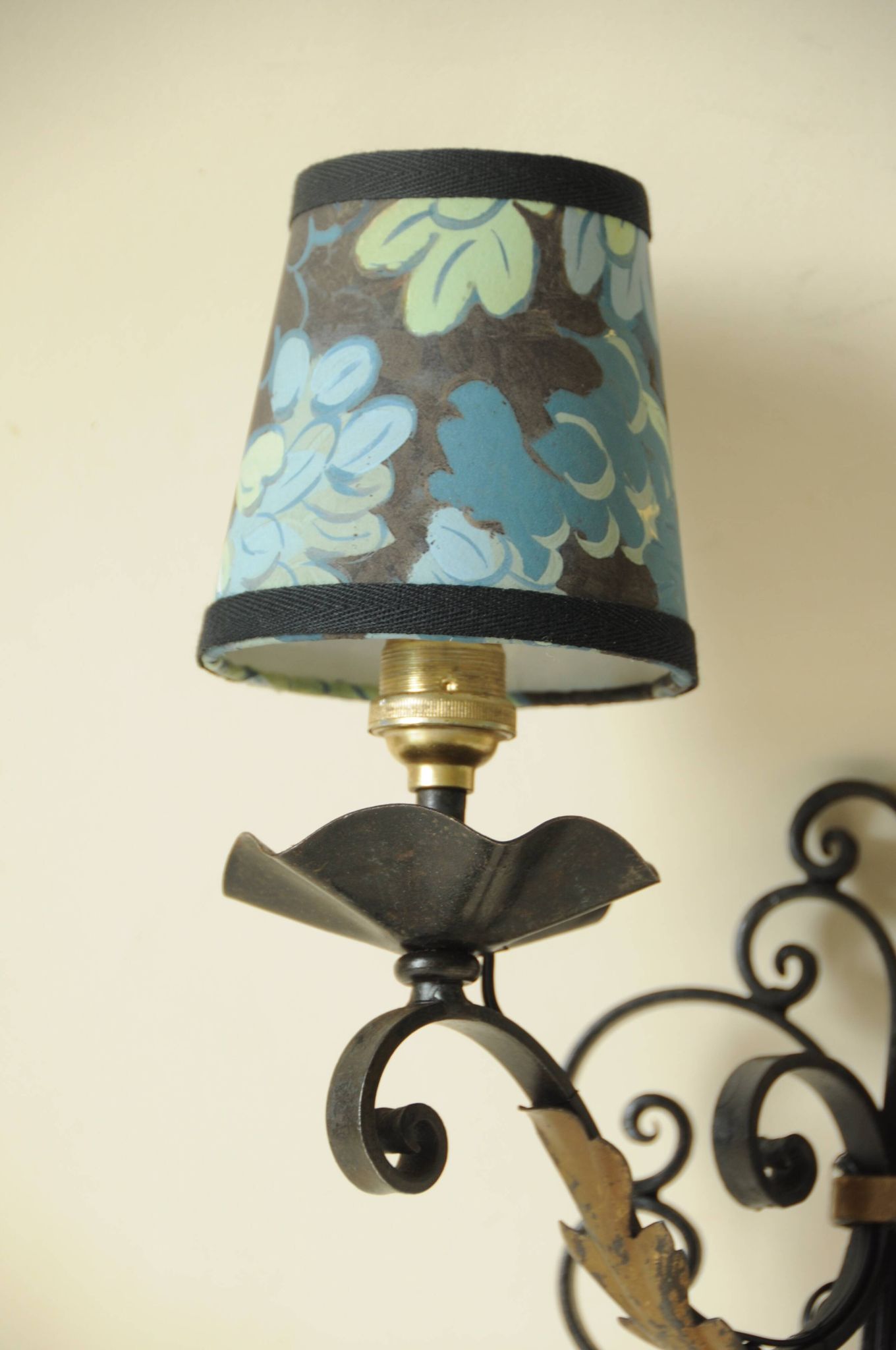 Antique black and gold metal wall lamp - 18th century style foliage lampshade