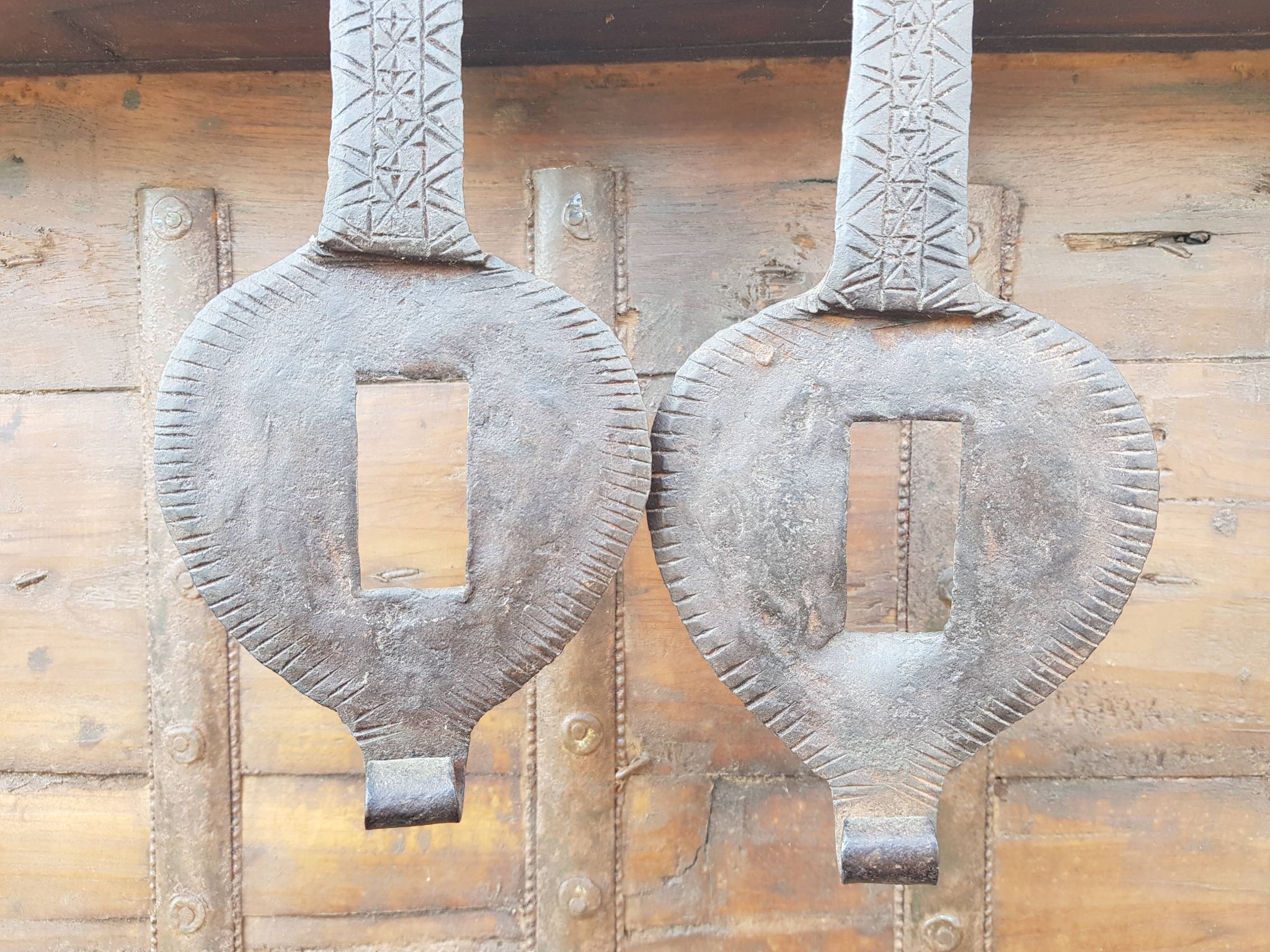 Coffre ancien indien vintage  sur roues en bois début 20eme s