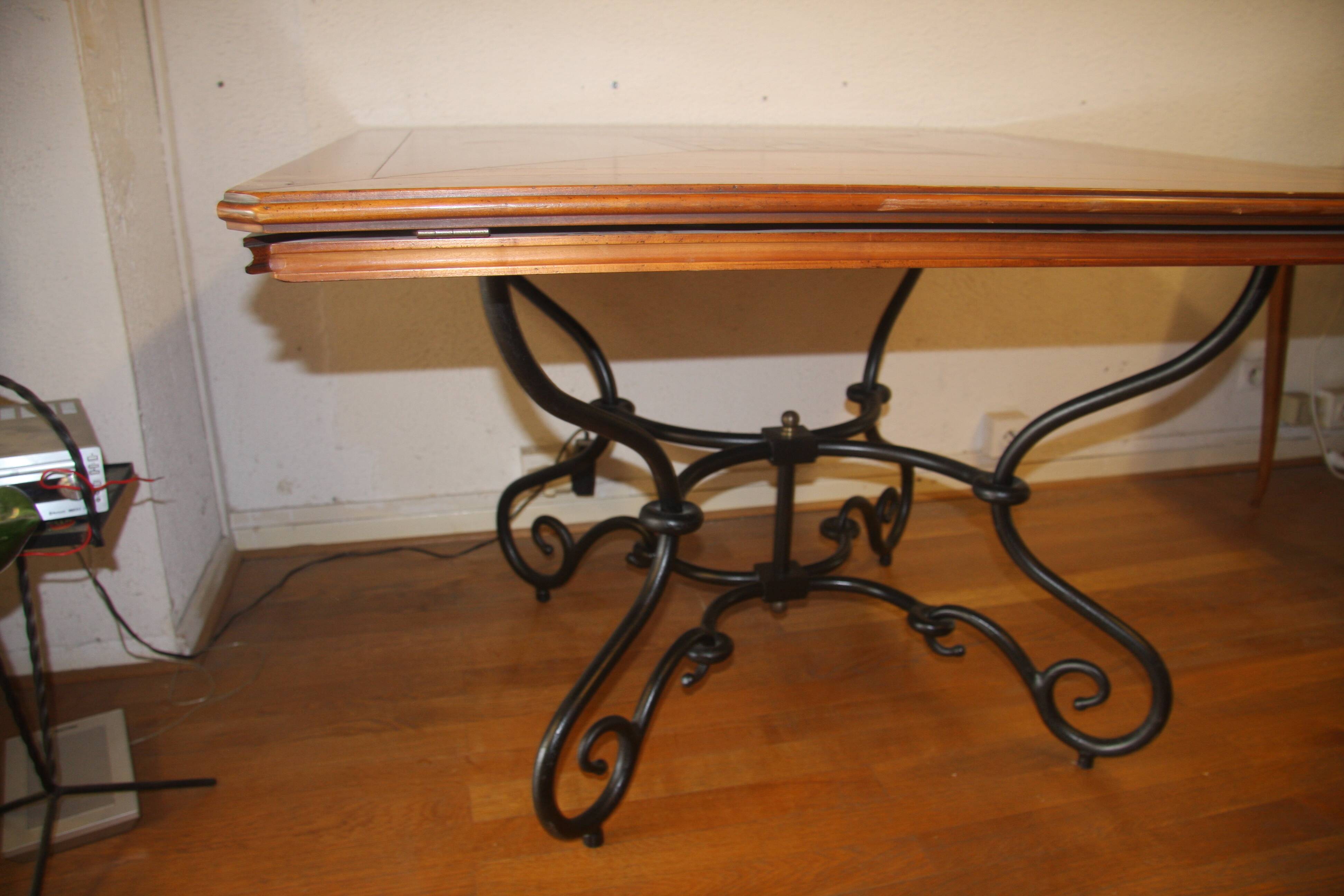 Table carrée en merisier avec abattants.