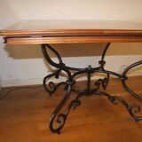 Table carrée en merisier avec abattants.