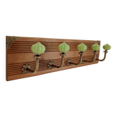 Porte-manteau mural 5 patères vert sauge bois teinté et métal patiné – 50cm