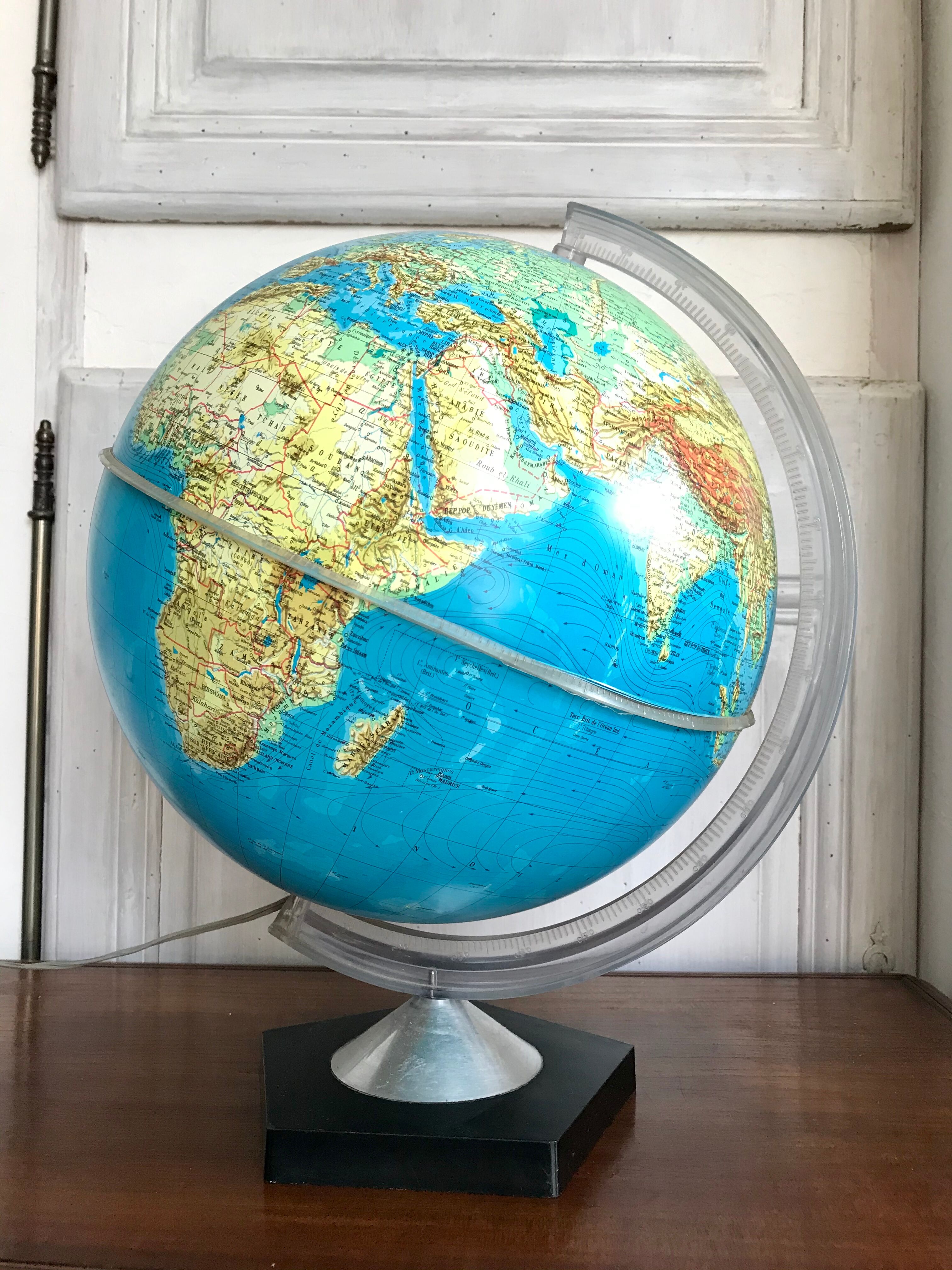 Globe terrestre lumineux vintage
