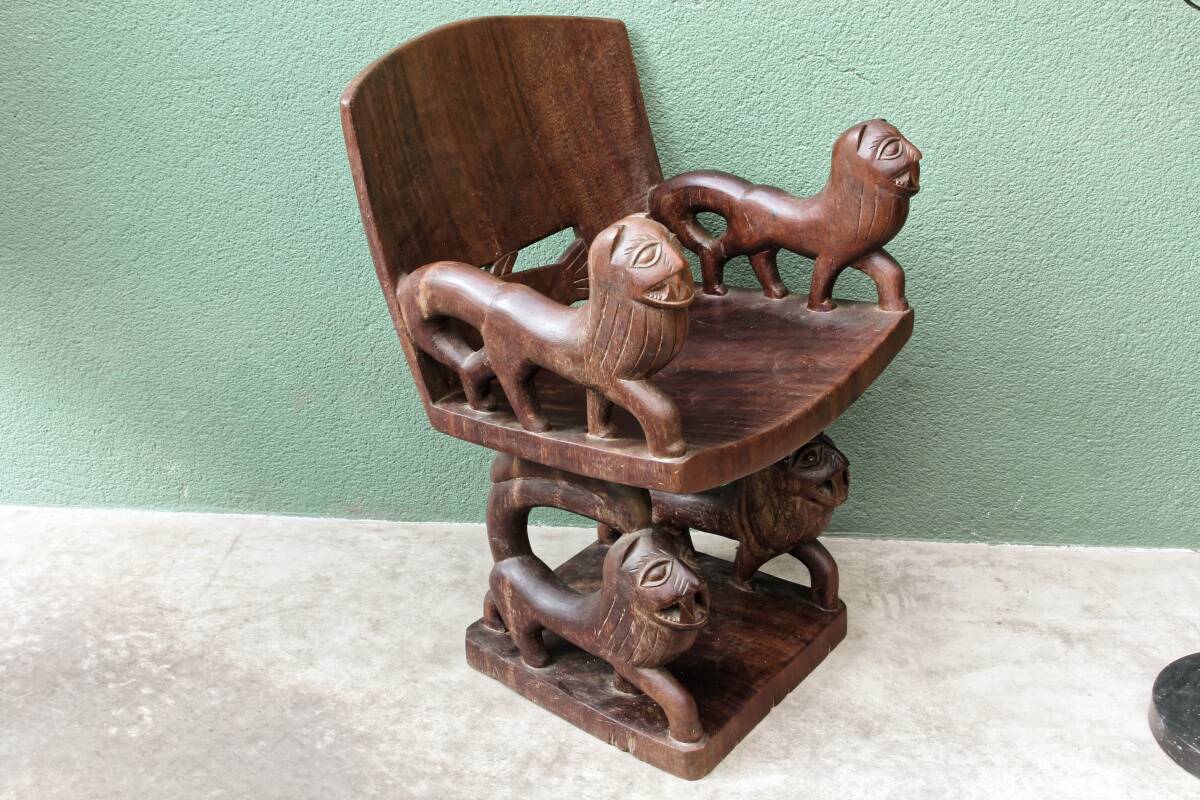 Siège africain monoxyle en bois sculpté