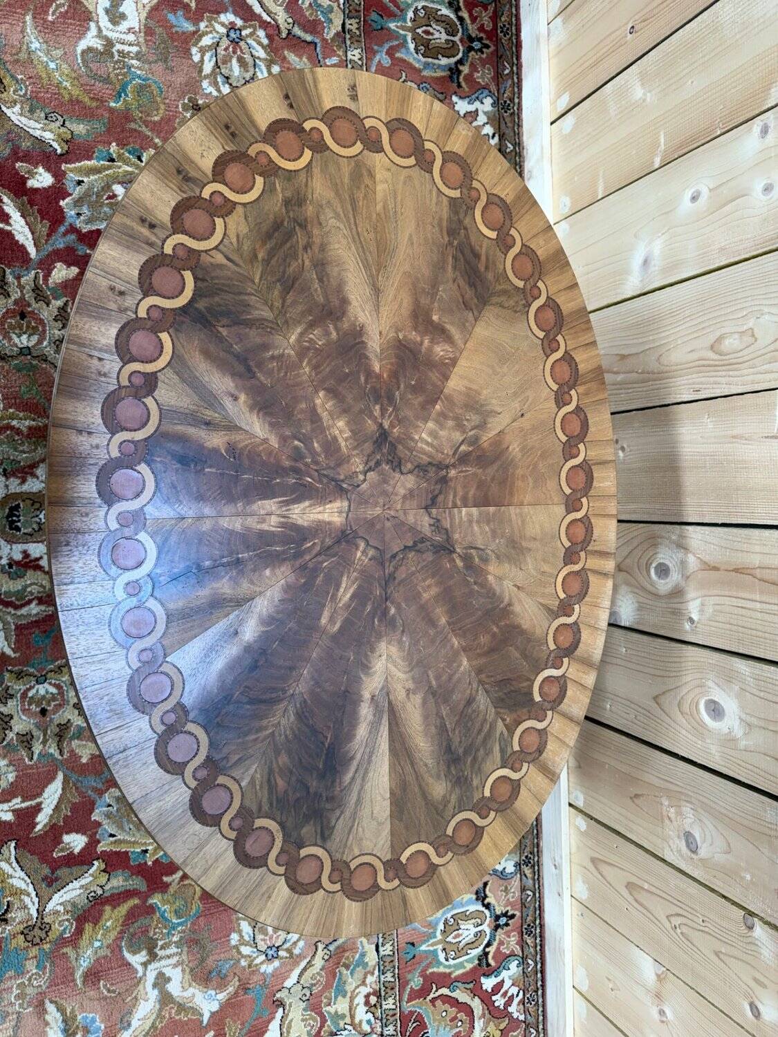 Table basse ovale – Style Louis XVI – Marqueterie, galerie laiton, sabots b