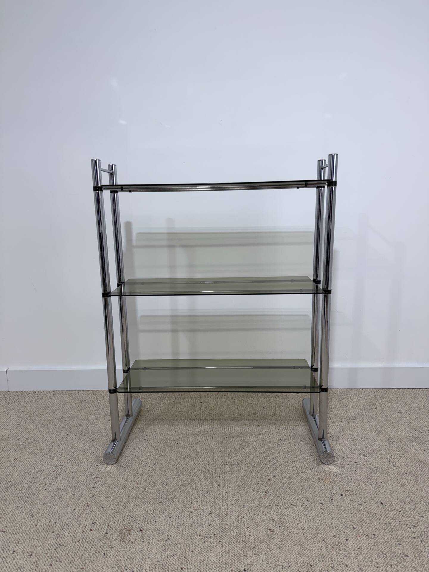 Étagère vintage années 70 en verre fumé et métal chromé 