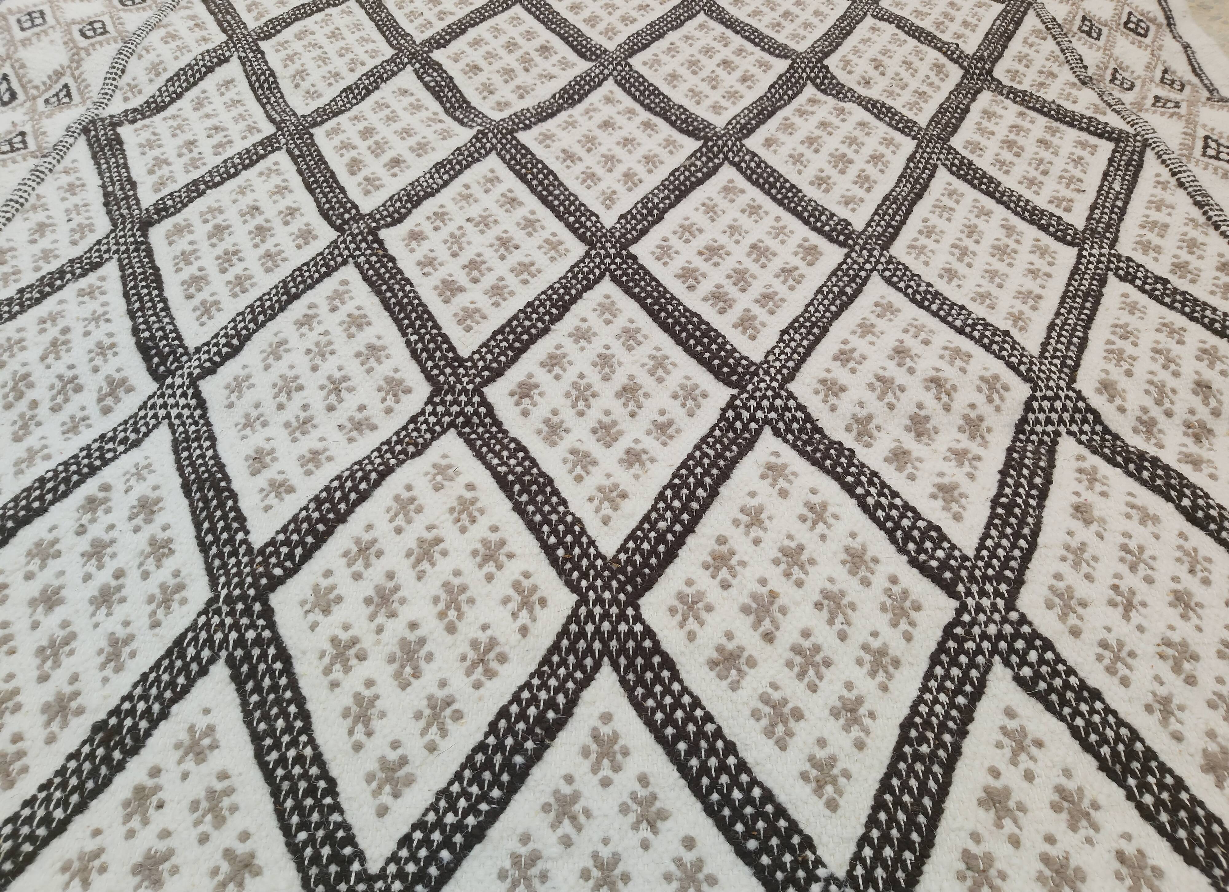 Traditional handmade white and grey carpet 178x125cm