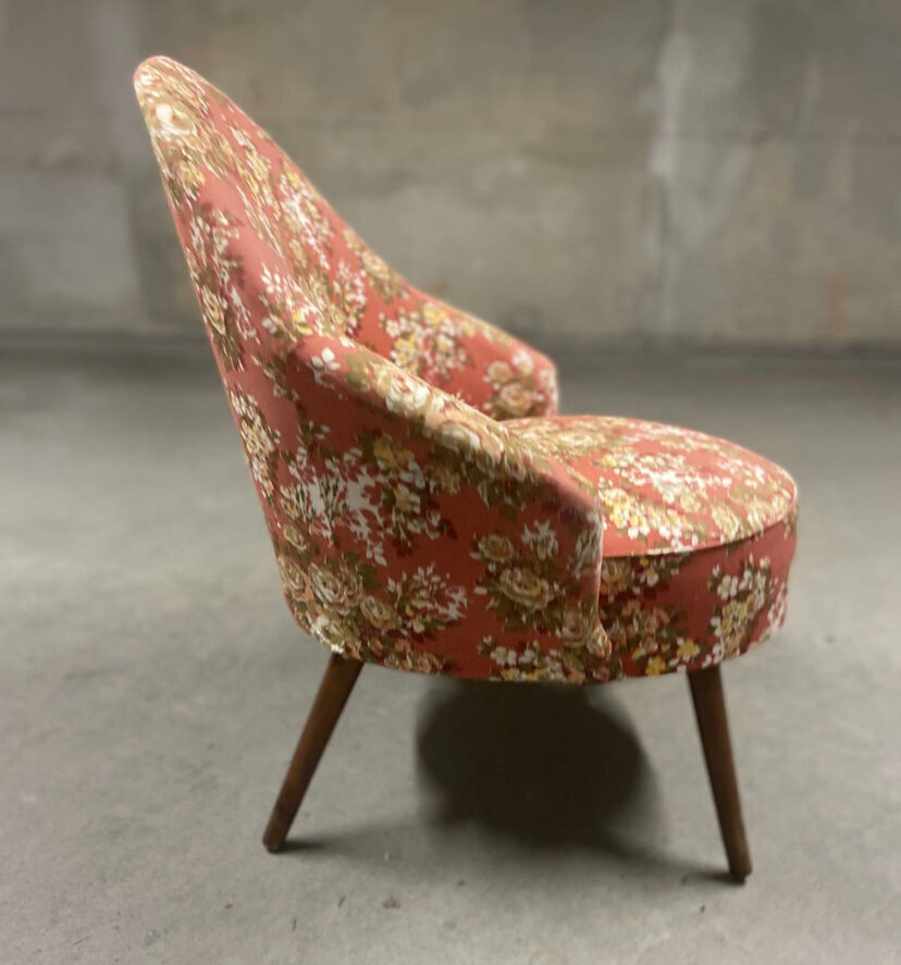 Vintage toad armchair with flowers