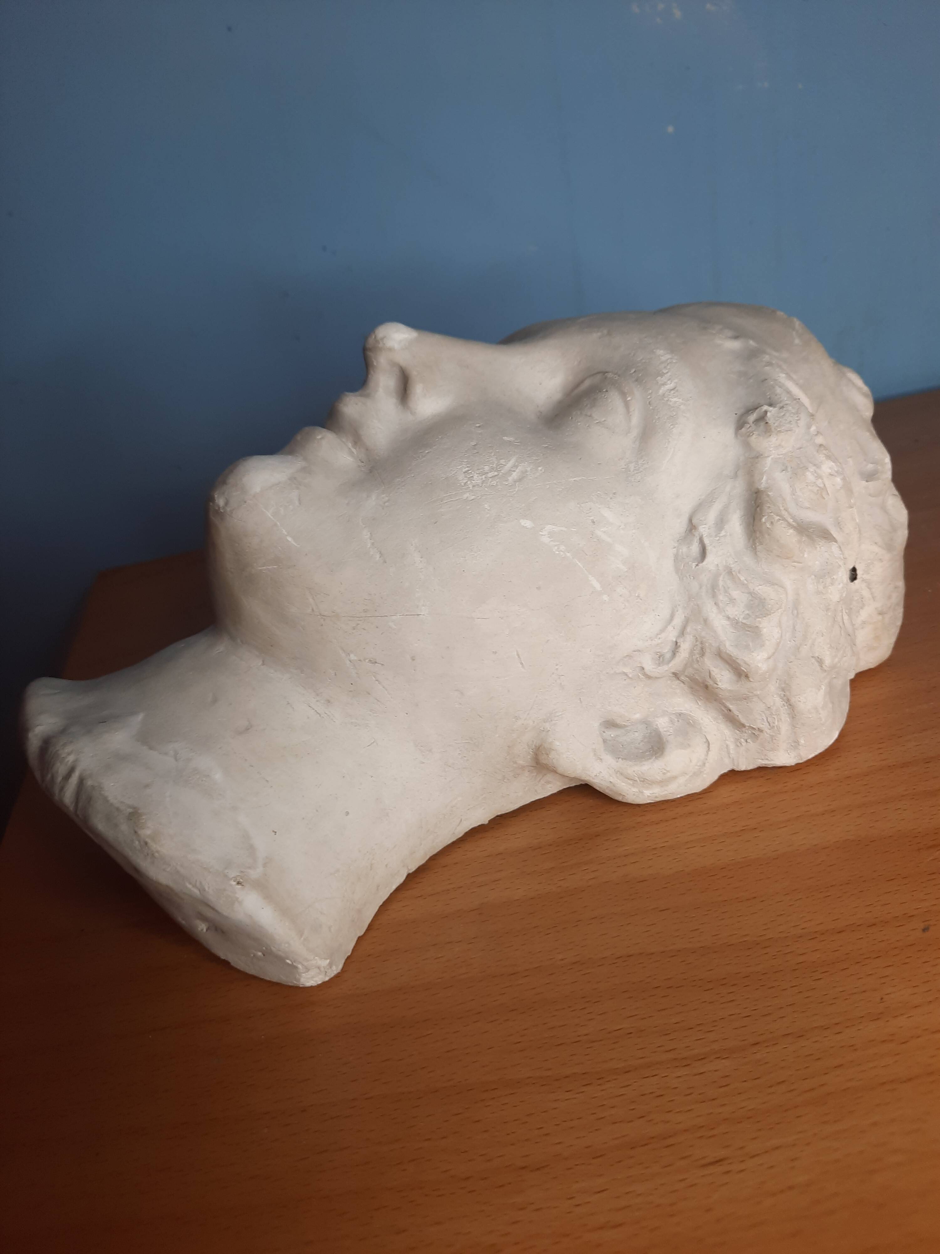 Visage de femme à l’antique en plâtre