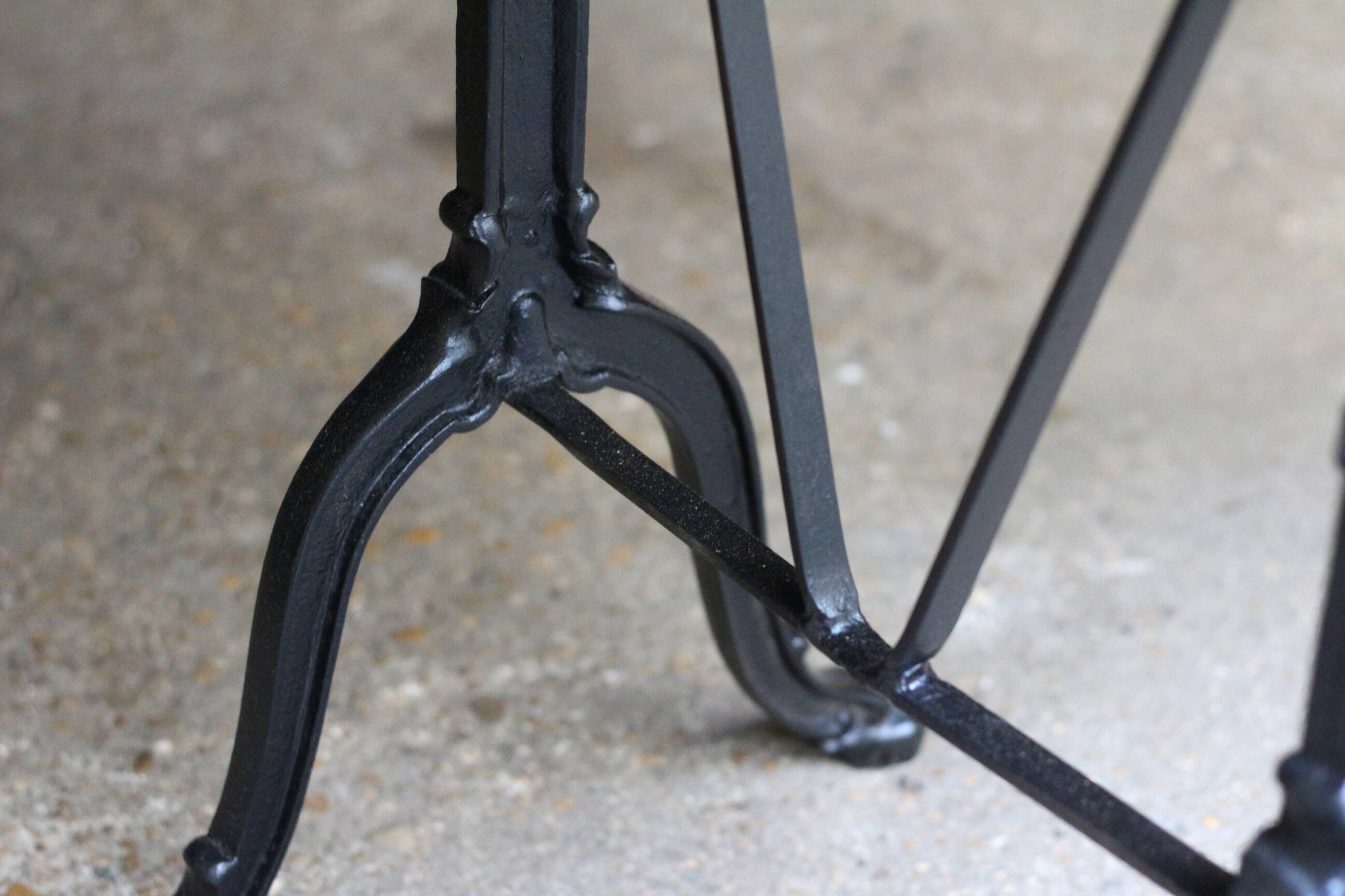 Petite table de bistrot ancienne (RAOUX, Paris).