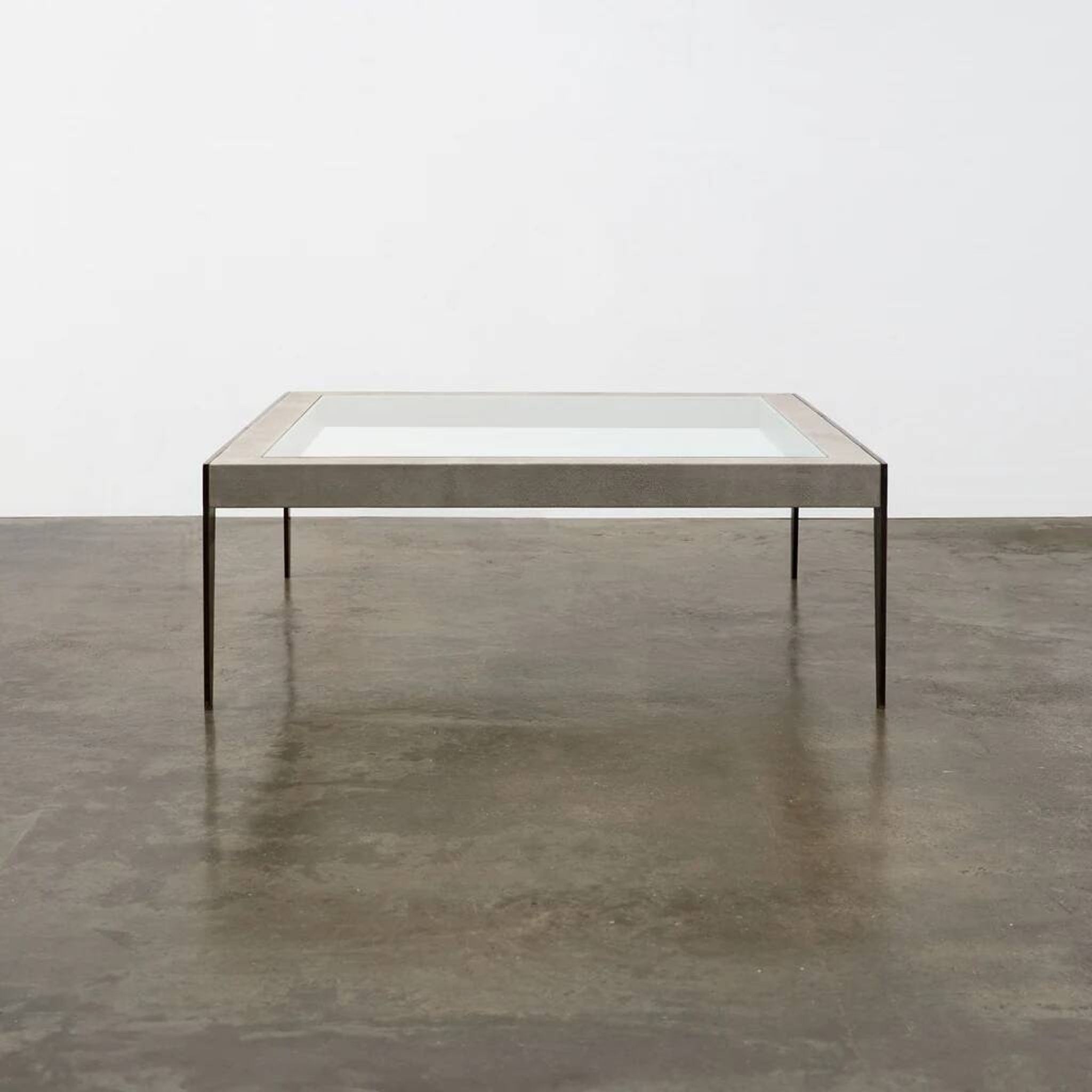 Table basse sur mesure en shagreen et laiton