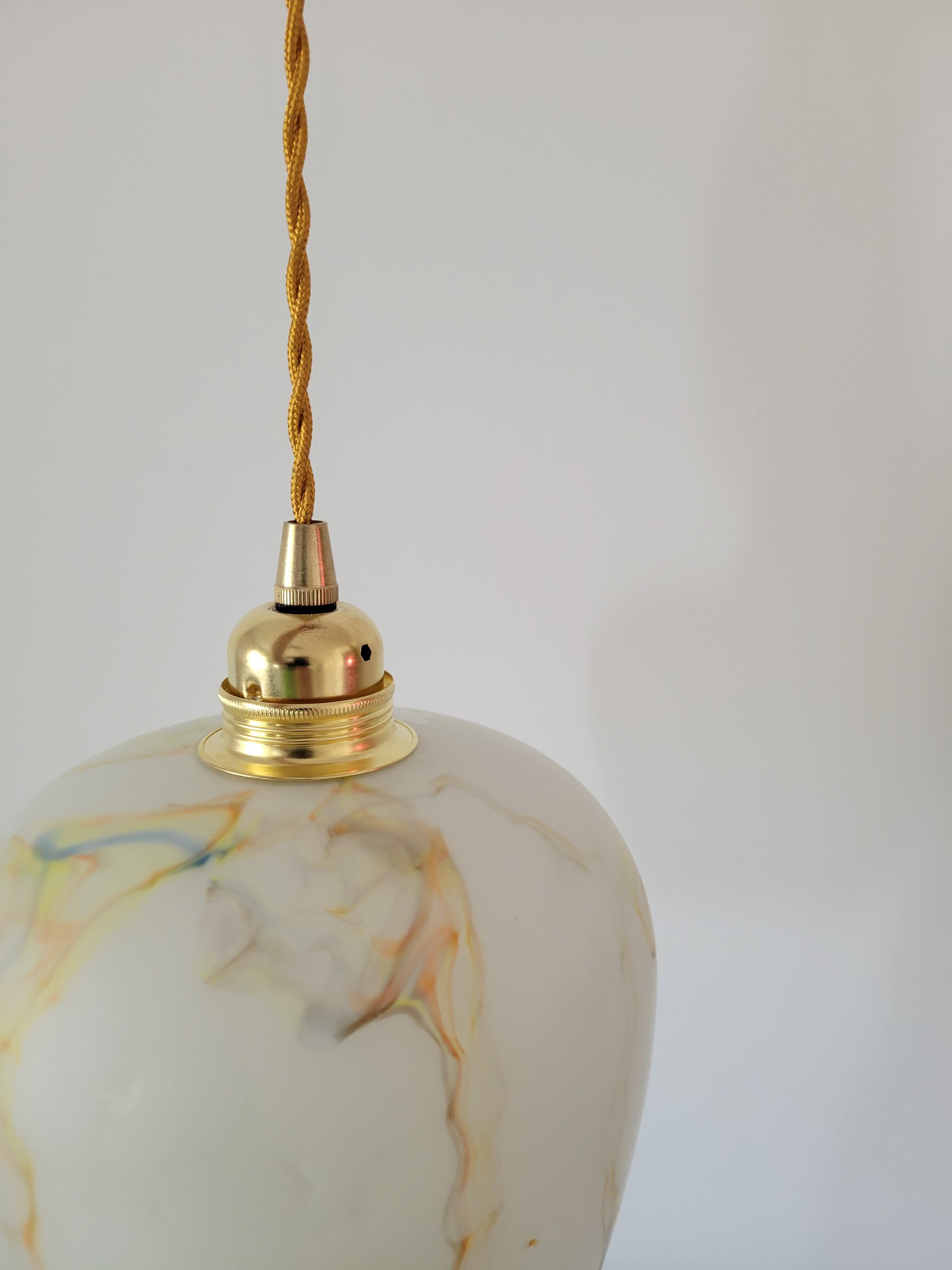 Marbled opaline suspension