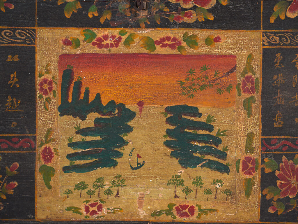 Coffre ancien peint en bois de pin – Chine, vers 1900