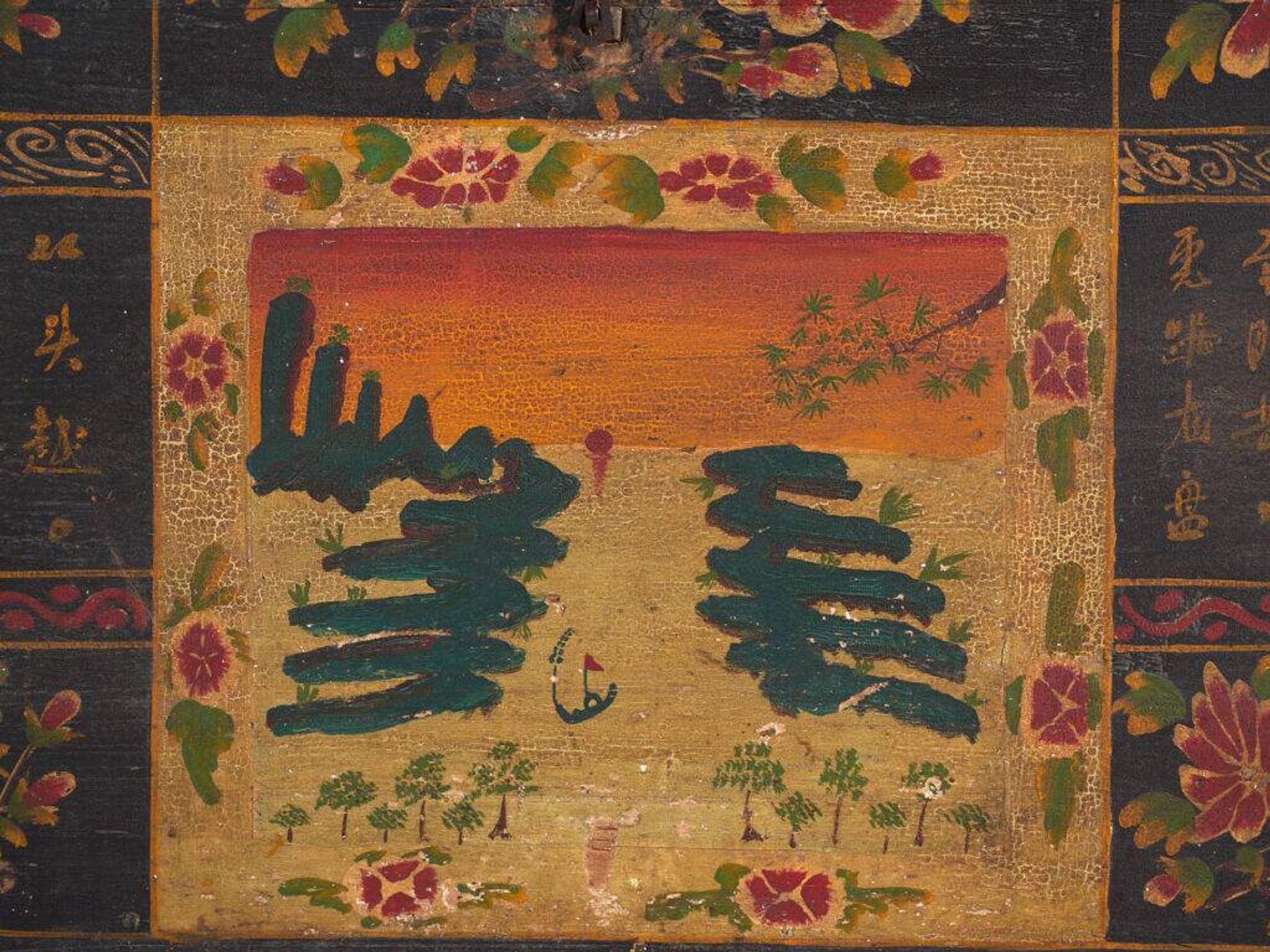 Coffre ancien peint en bois de pin – Chine, vers 1900