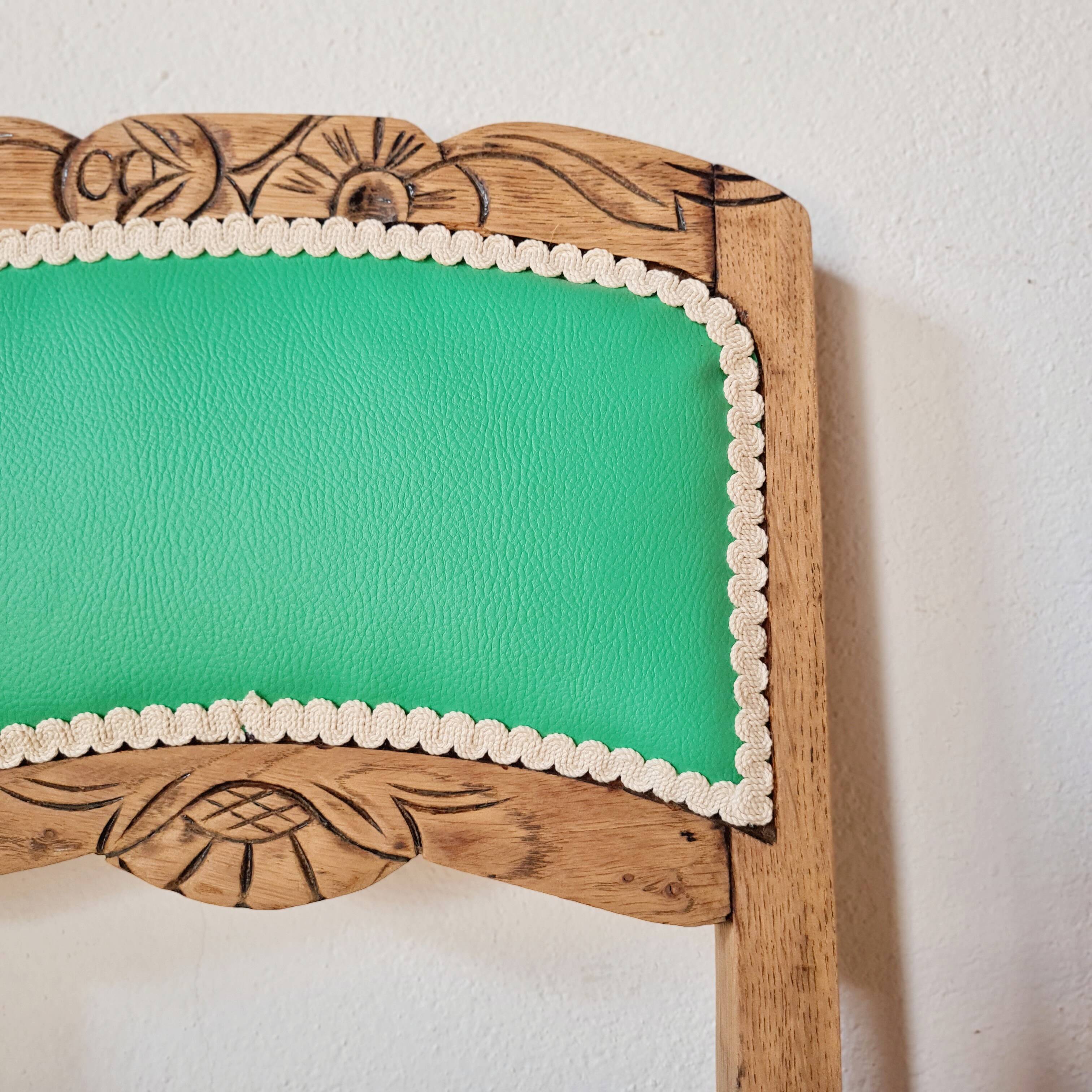 Chaise ancienne rénovée – bois sculpté et dossier vert