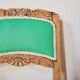 Chaise ancienne rénovée – bois sculpté et dossier vert