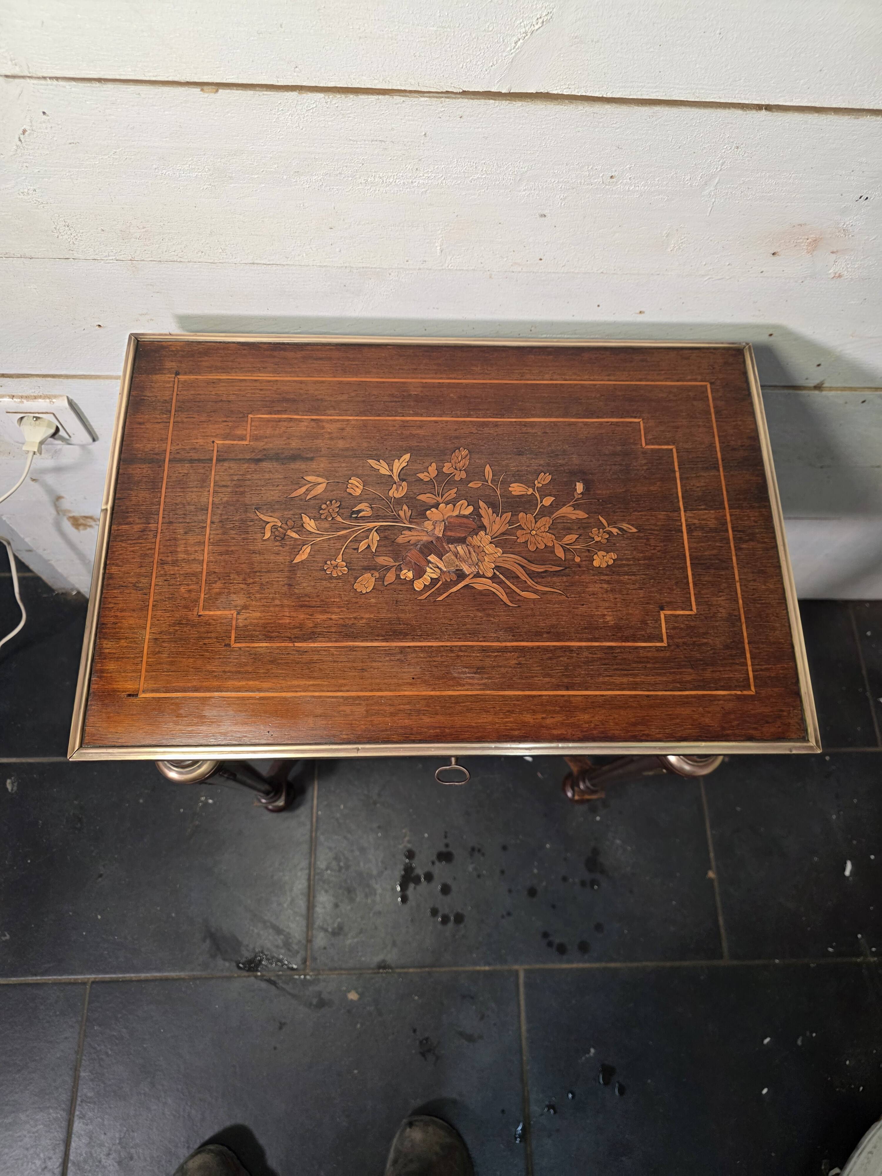 Napoleon III hairdresser in walnut and brass marquetry from the 19th century.