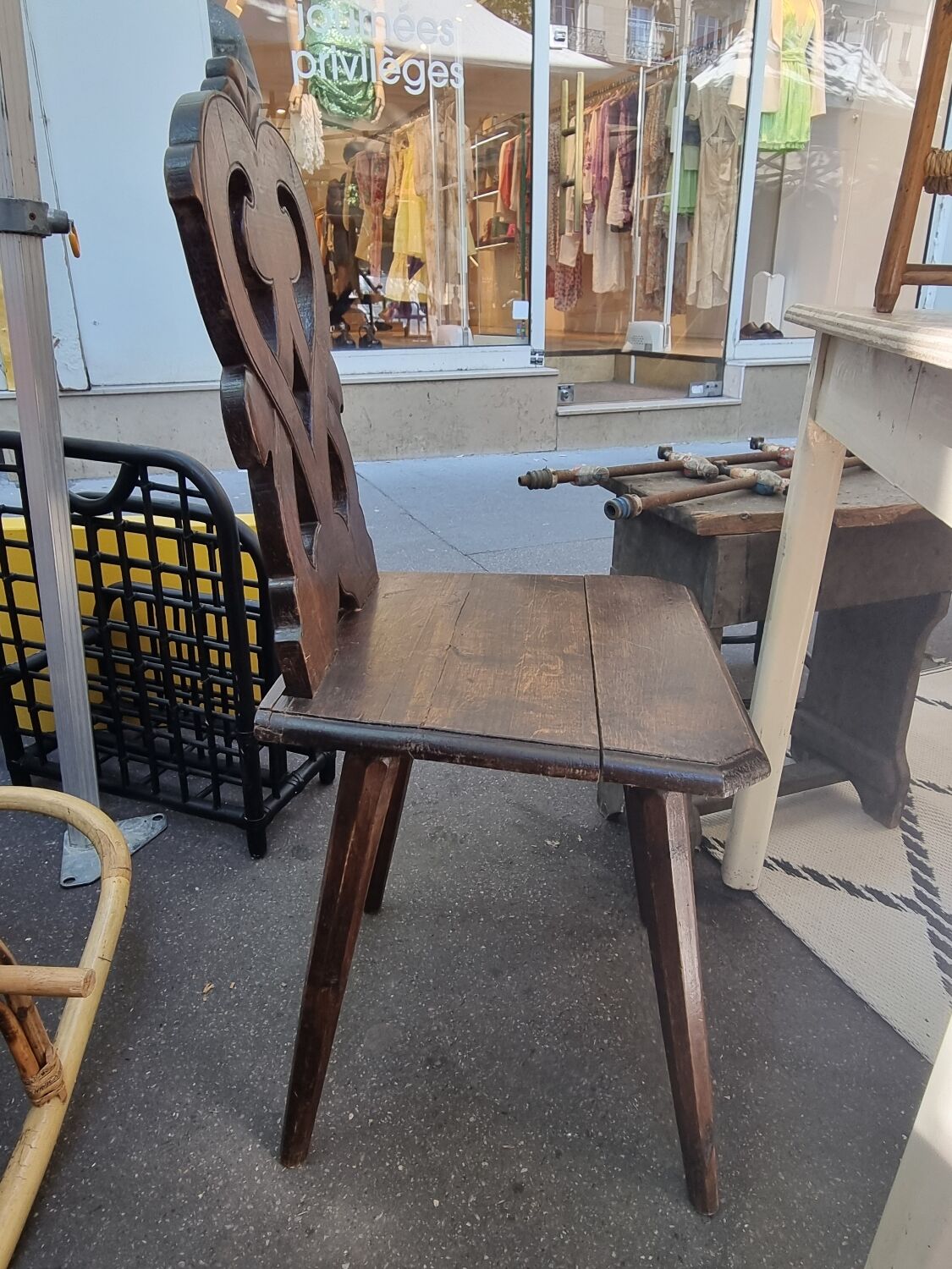Chaise en bois sculpté
