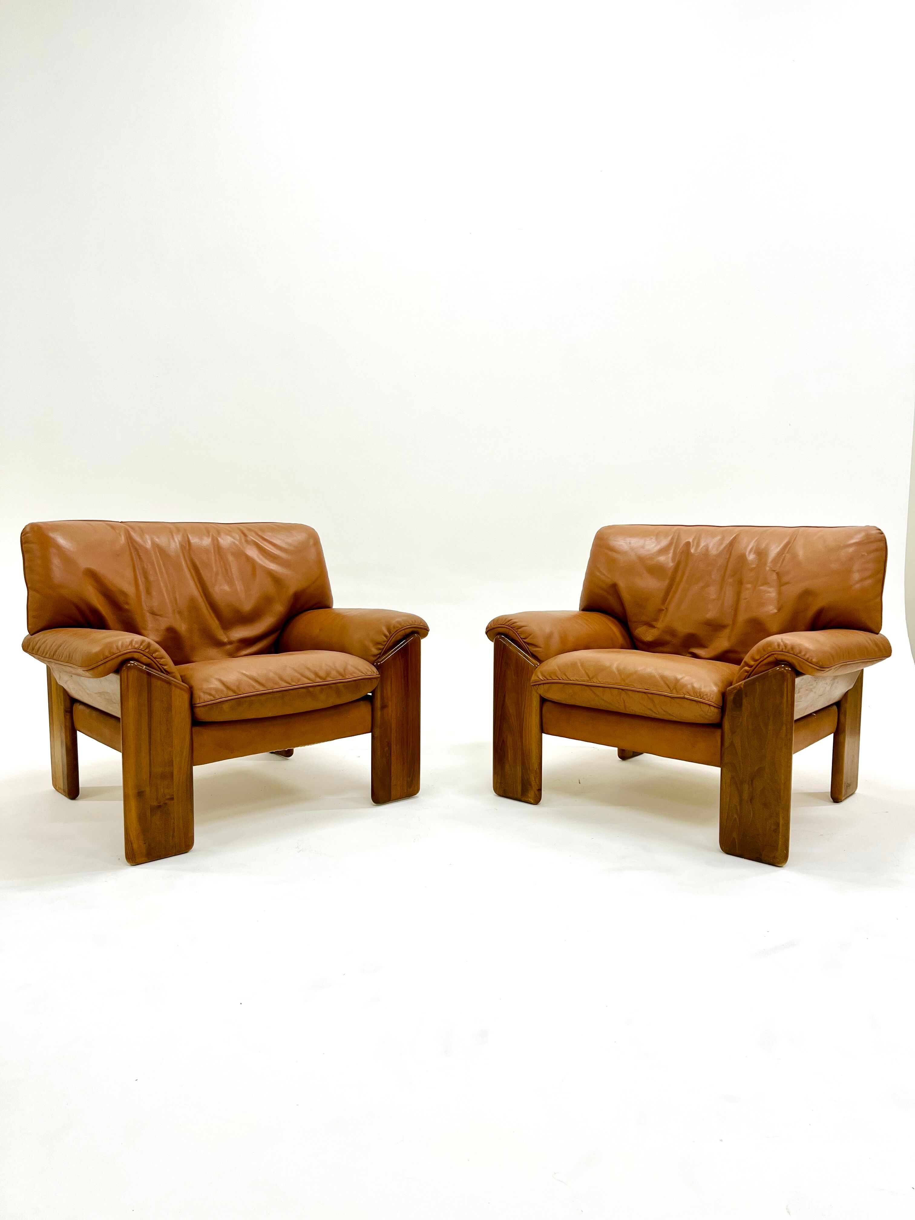Pair of leather armchairs by Sapporo for Mobil Girgi, italy 1970s
