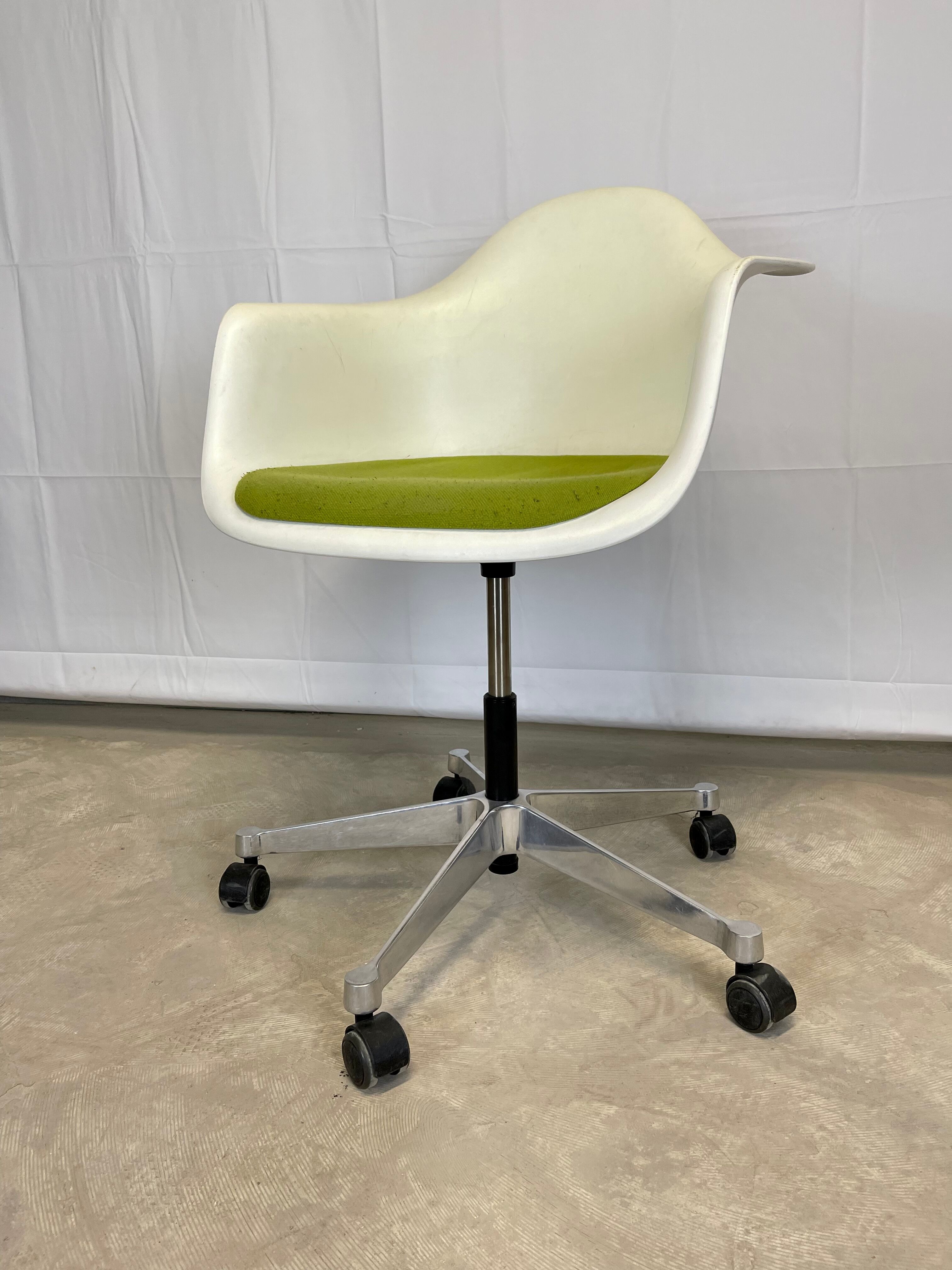 Fauteuil plastic armchair de Charles et Ray Eames édition Vitra