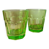 Deux verres à eau vert fluo