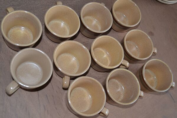 11 tasses et sous-tasses/sucrier/pot à lait en grès vernissé St Amand
