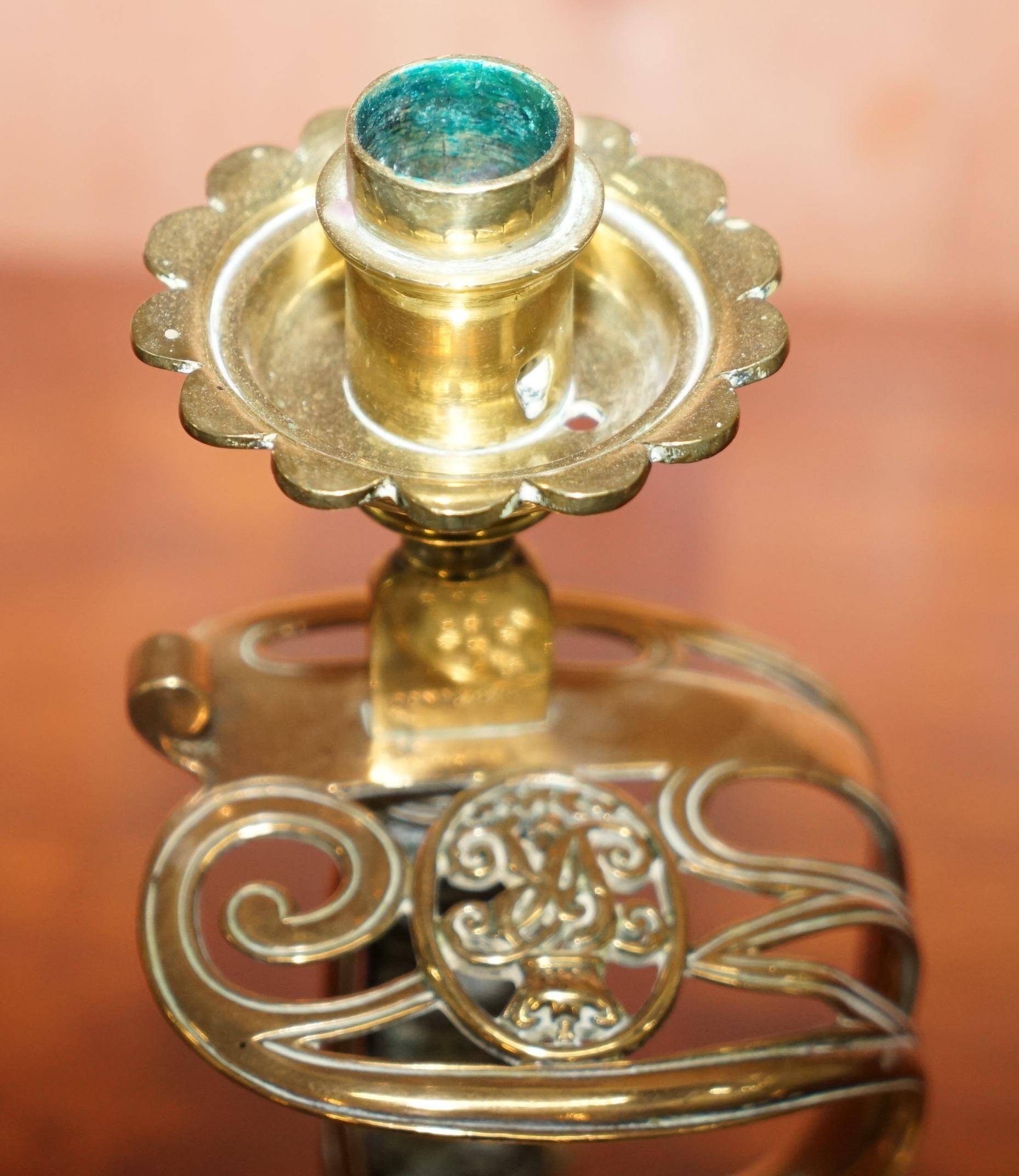 Paire de chandeliers poignée d'épée 1905 estampillés Benham & Froud VR