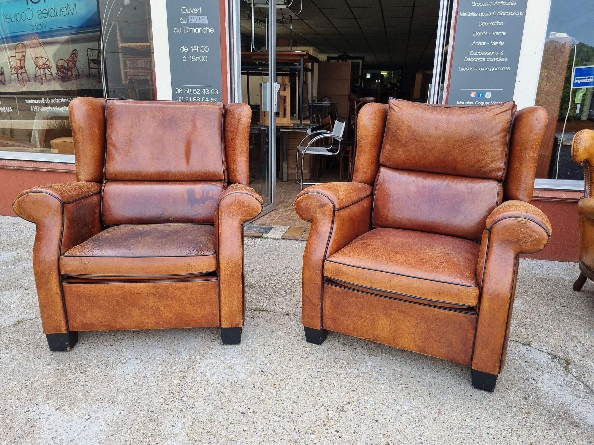 Paire de fauteuils club en cuir des années 1980