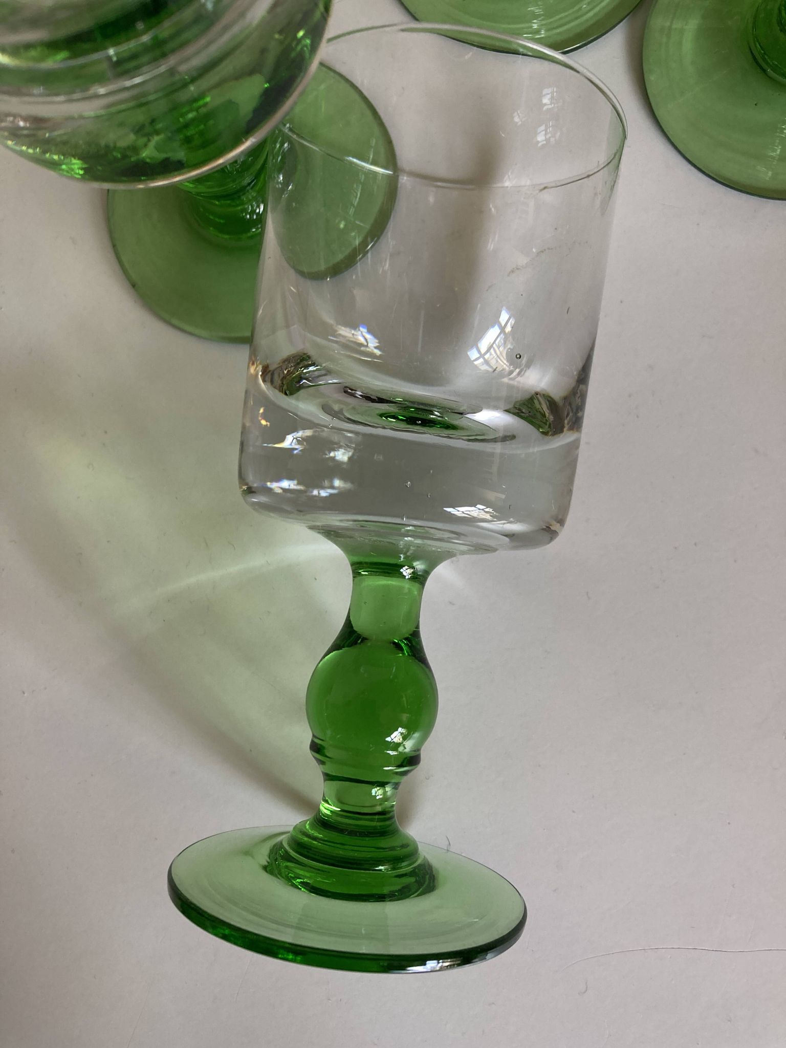 Set de 12 verres gobelets massifs à pied 1960