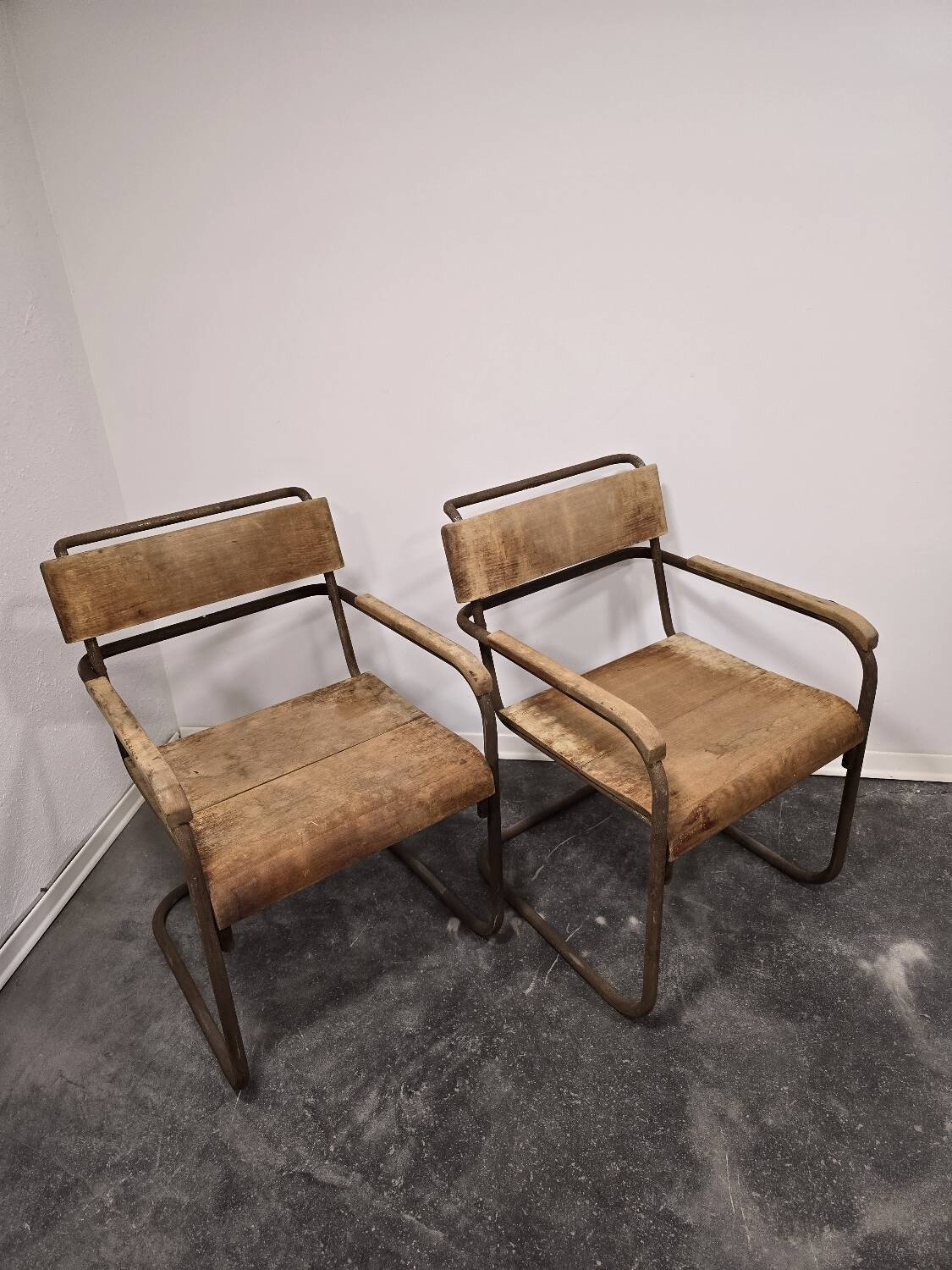 Paire de chaises B34 des années 1950