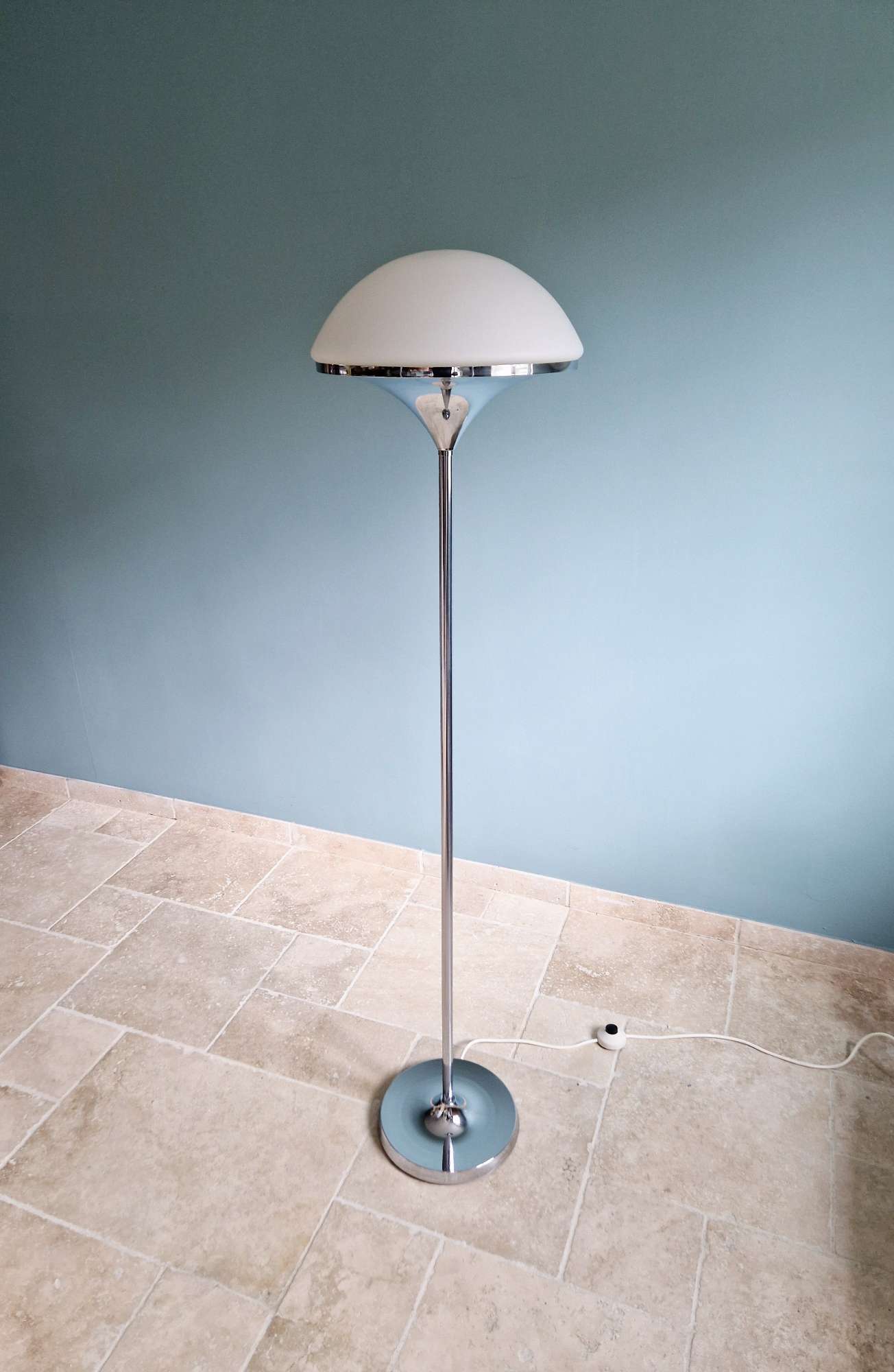 Modernist floor lamp in chrome metal and satin glass, 1960.