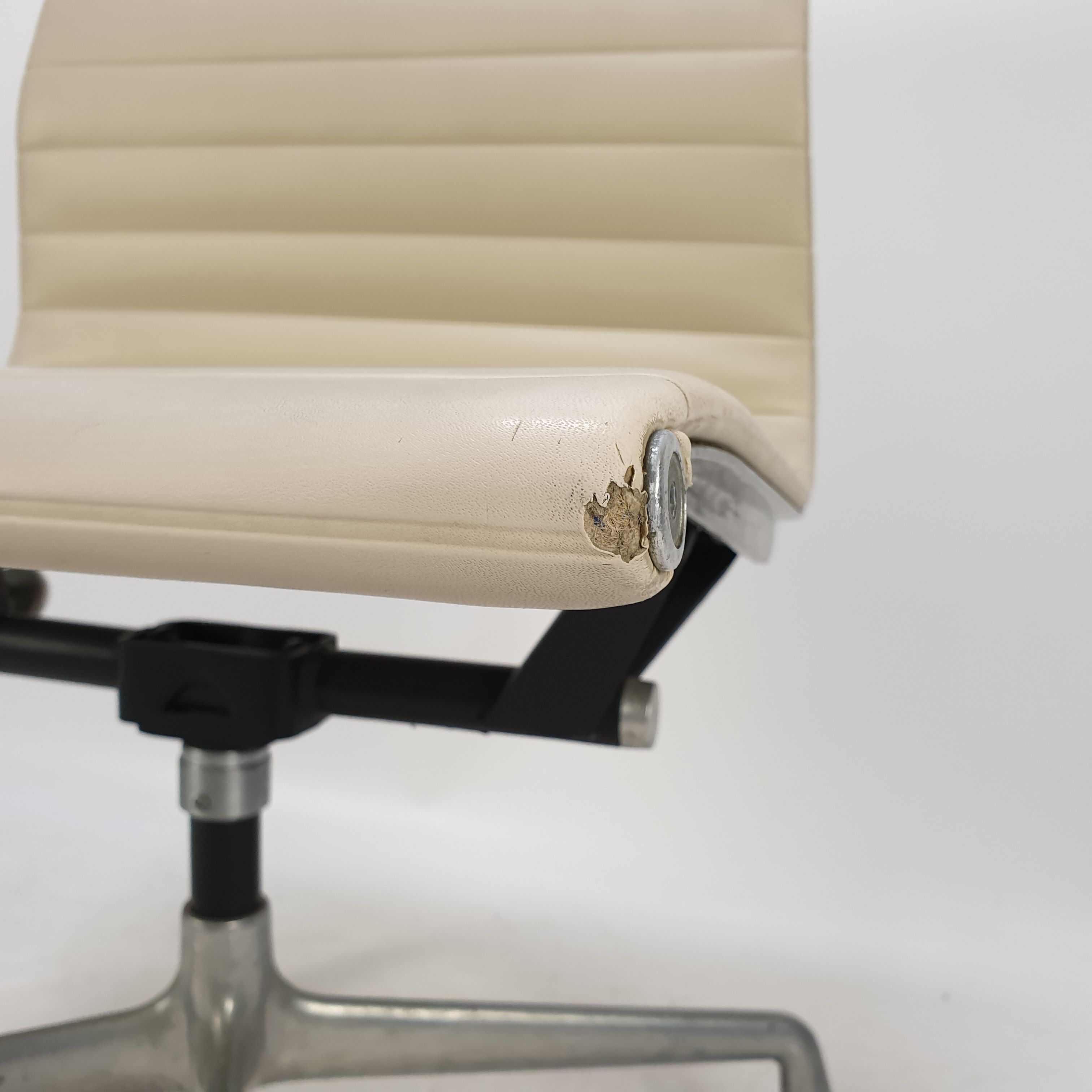 Swivel armchair by Charles & Ray Eames for Herman Miller, 1960