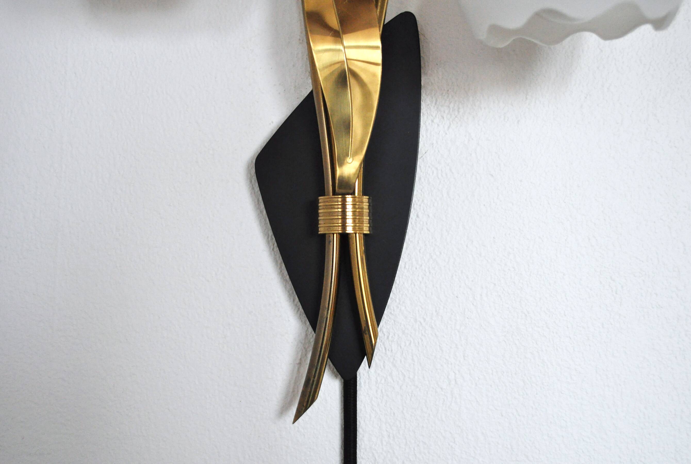 Applique murale scandinave organique à deux bras, laiton et opaline, années 1940-1950