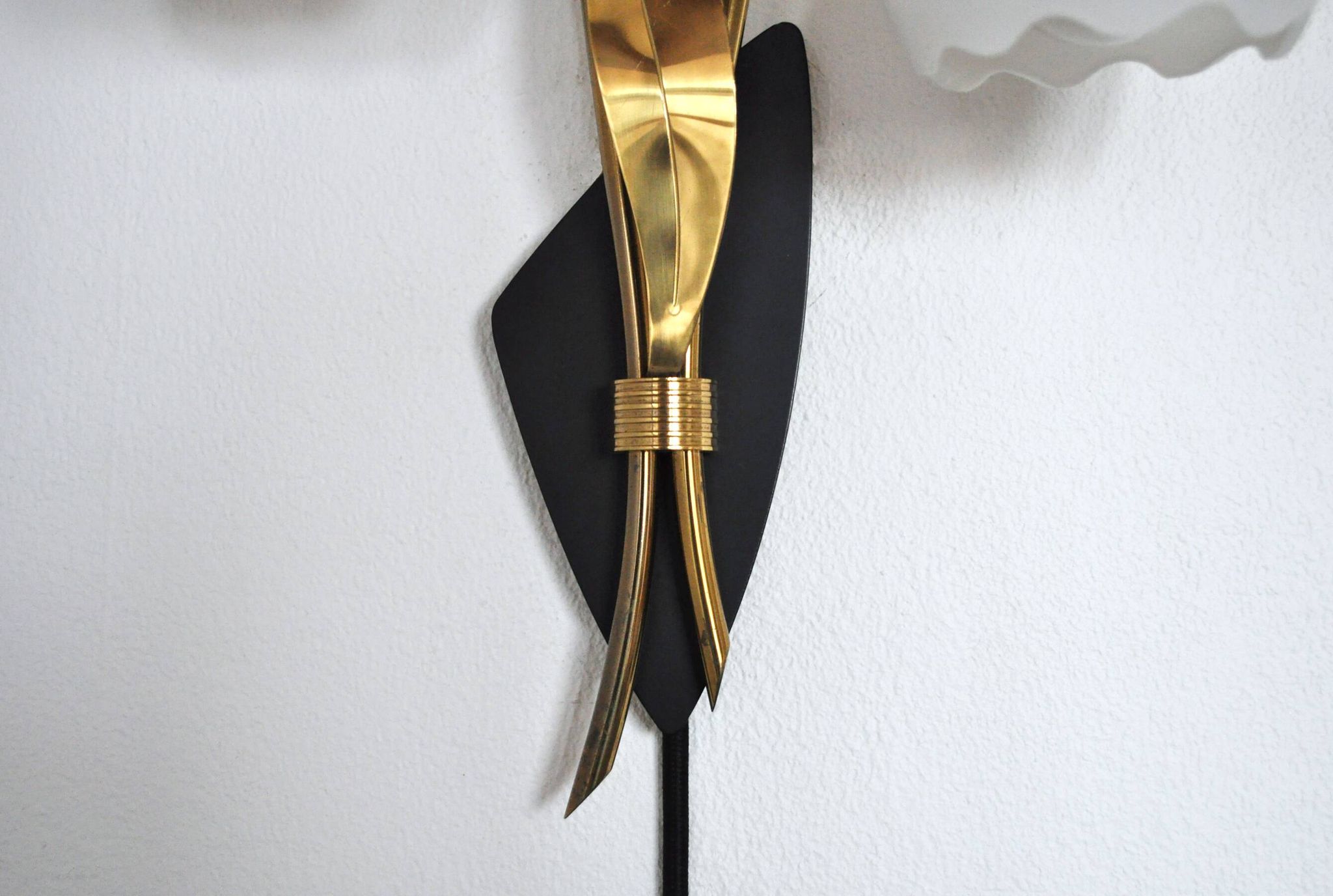 Applique murale scandinave organique à deux bras, laiton et opaline, années 1940-1950