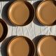 11 assiettes à dessert en grès liseré brun Sarreguemines