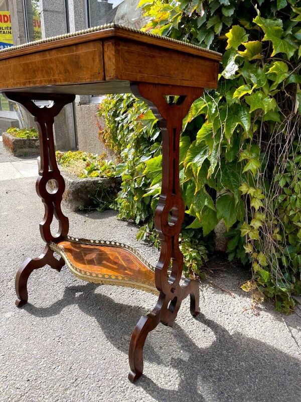 Petite Table D’appoint En Noyer, Angleterre XIXème Siècle