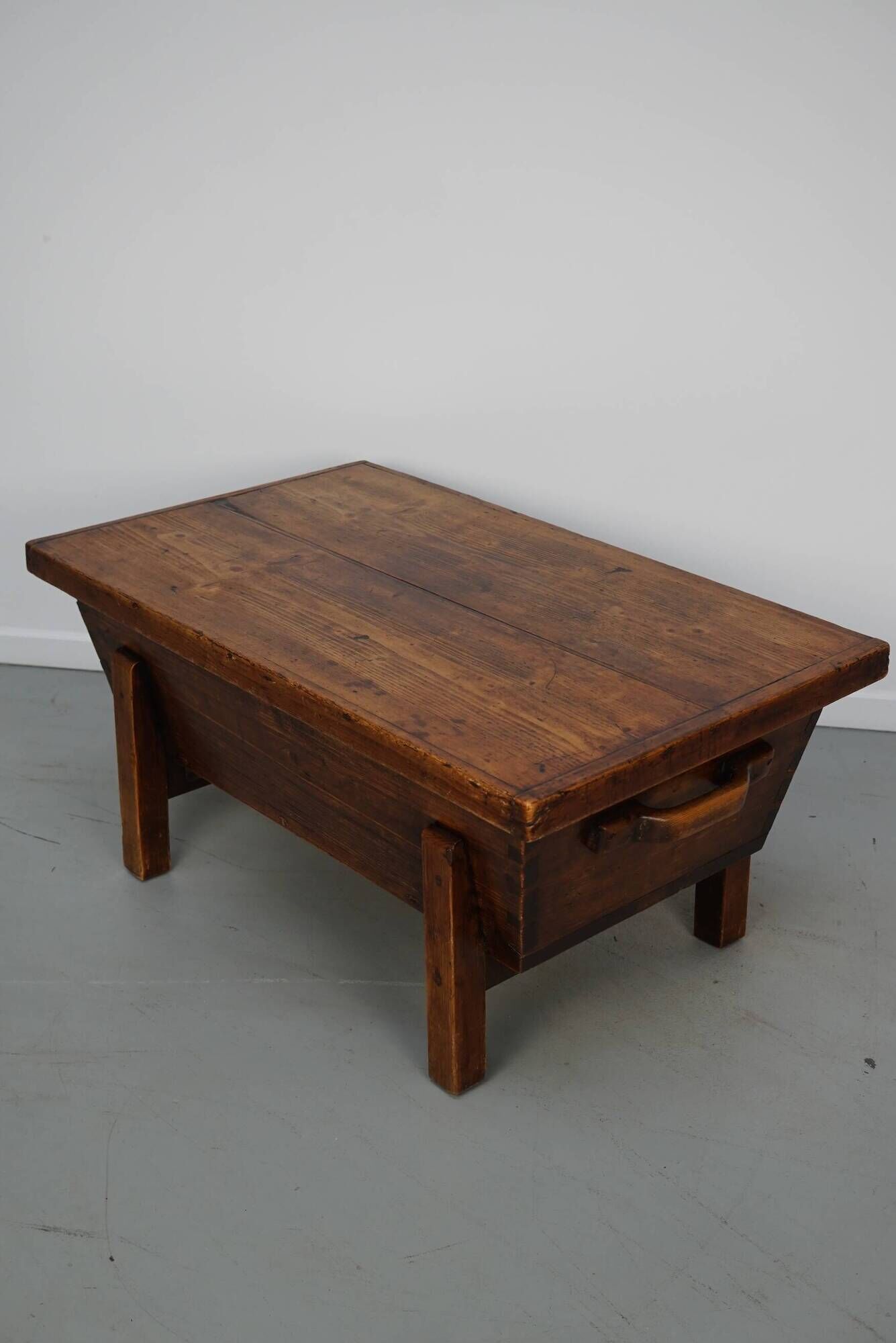 Table basse en pin rustique, style ferme français du début du 20e siècle