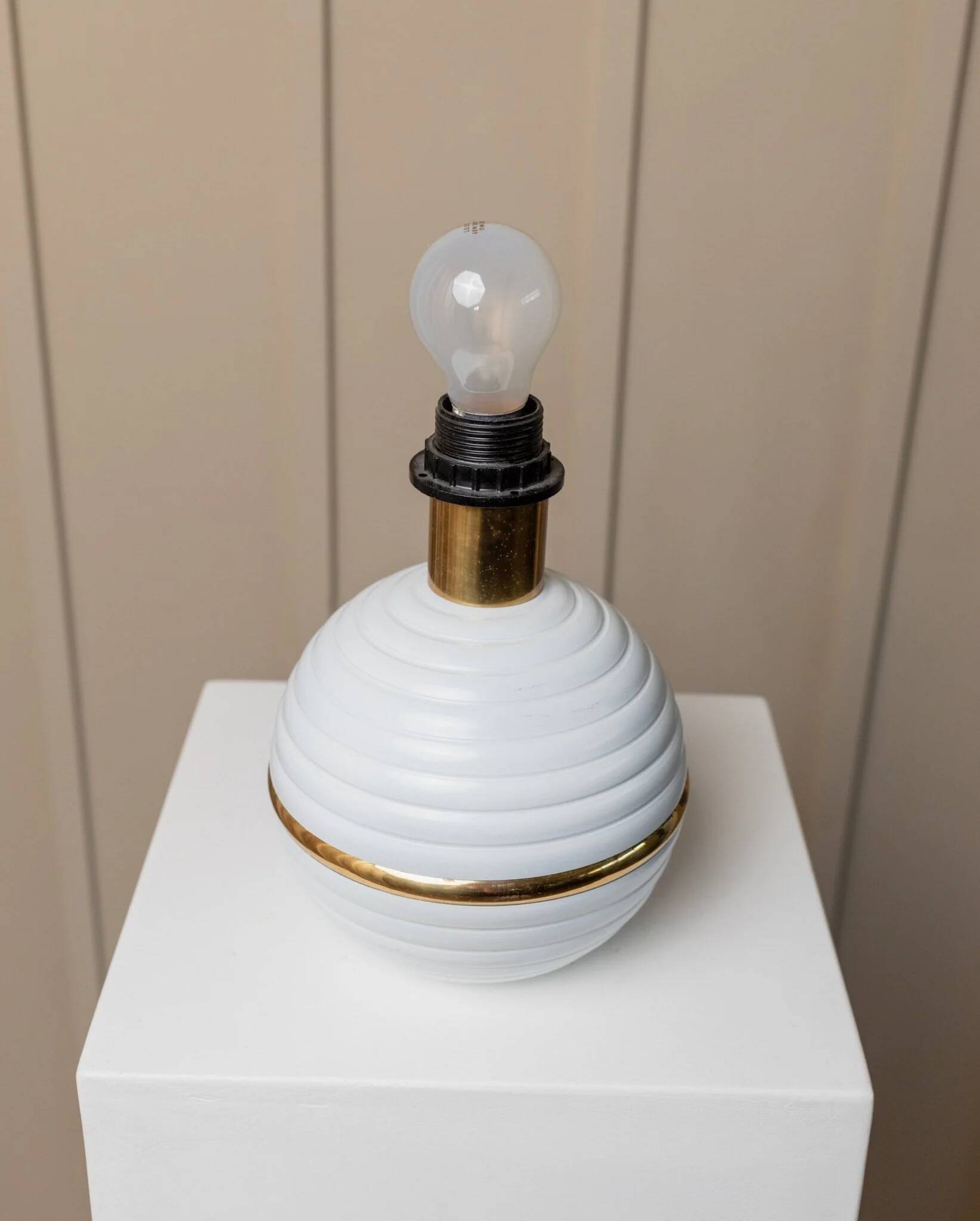 White Ceramic Table Lamp with Gold Band, Italy 1980s – Hollywood Regency Vintage
