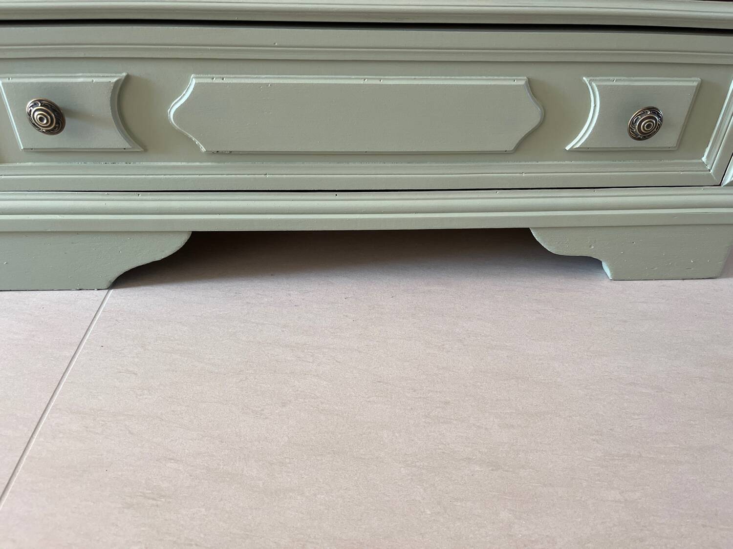 Refurbished antique chest of drawers with 5 drawers