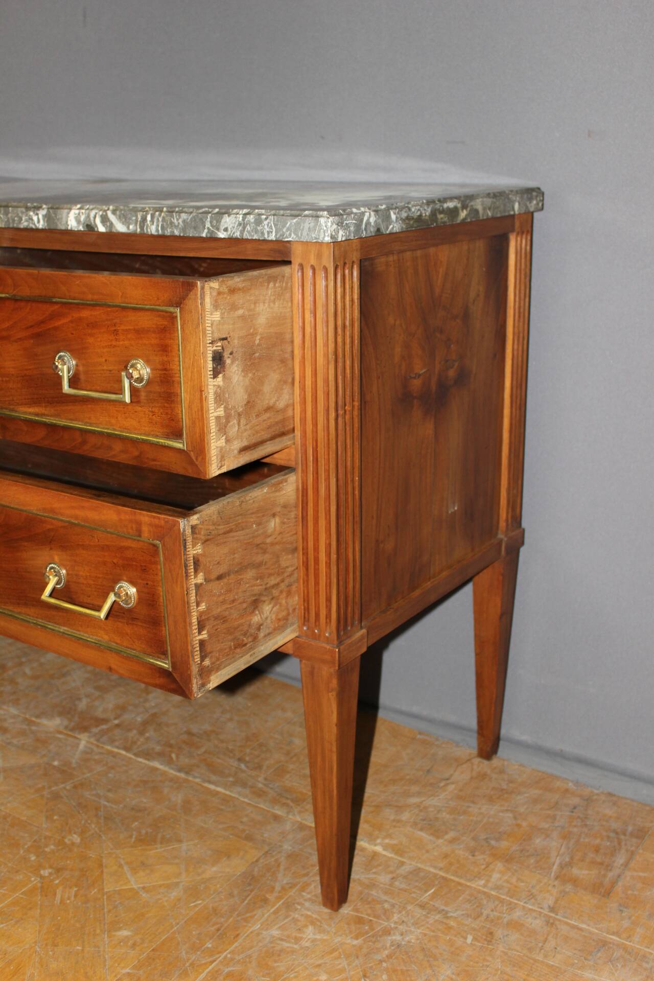 Commode Sauteuse Louis XVI en Noyer Fin XVIIIe