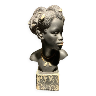 Sculpture of a black woman in plaster