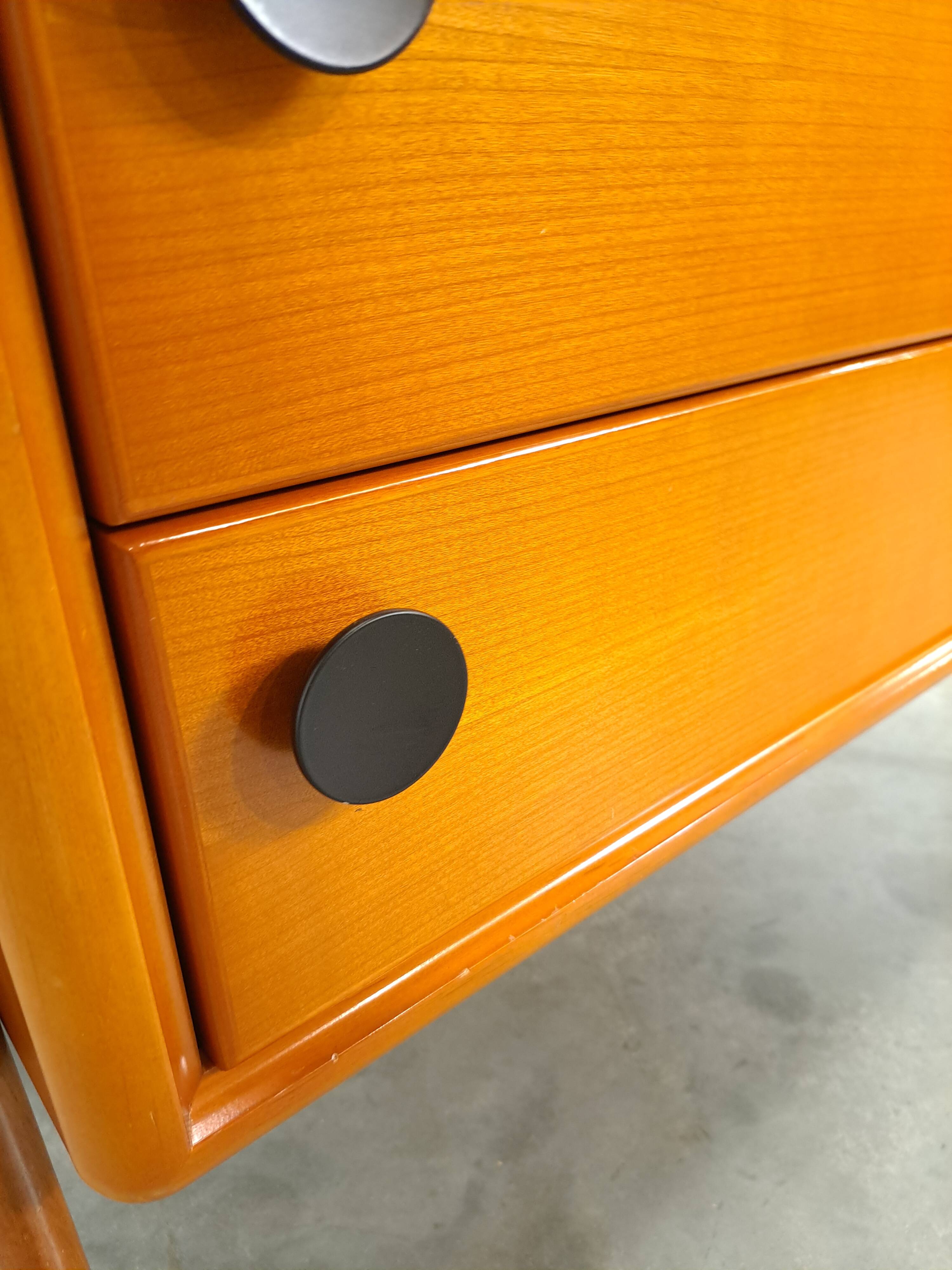 Teak ladekast met zwarte metalen grepen, tv meubel