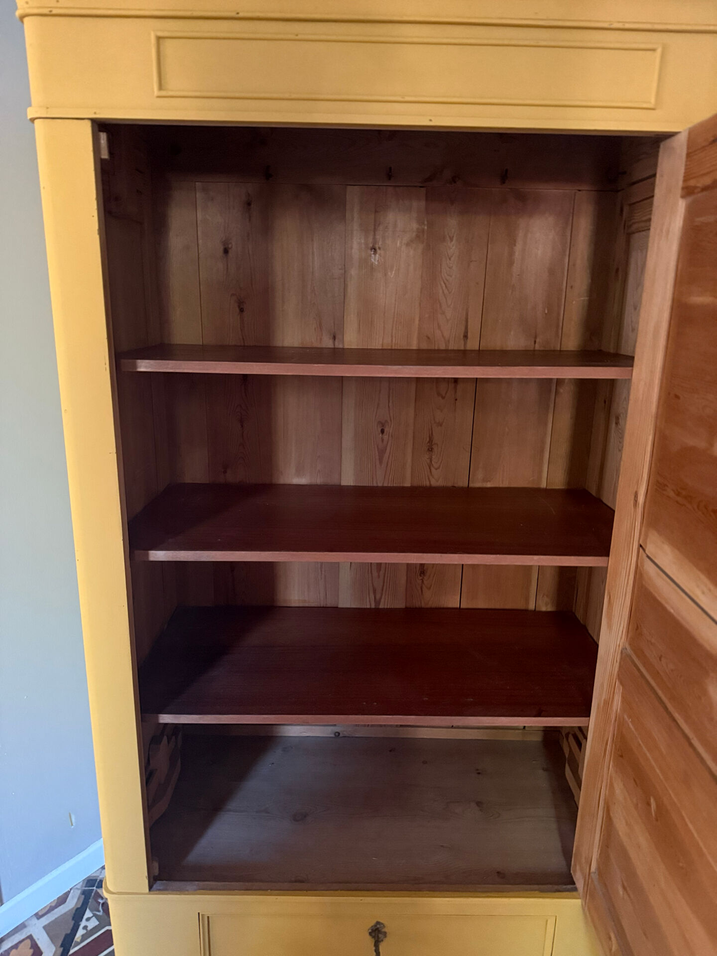 Armoire bonnetière bois massif