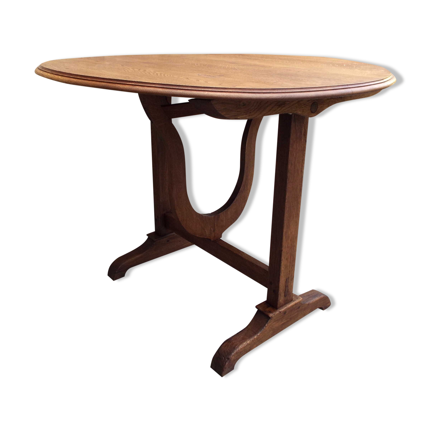 Folding round table winemaker