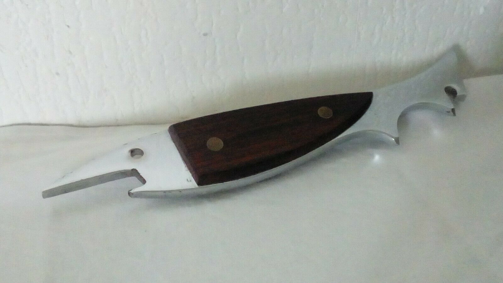 Decapsuleur en chrome et bois en forme de poisson esturgeon
