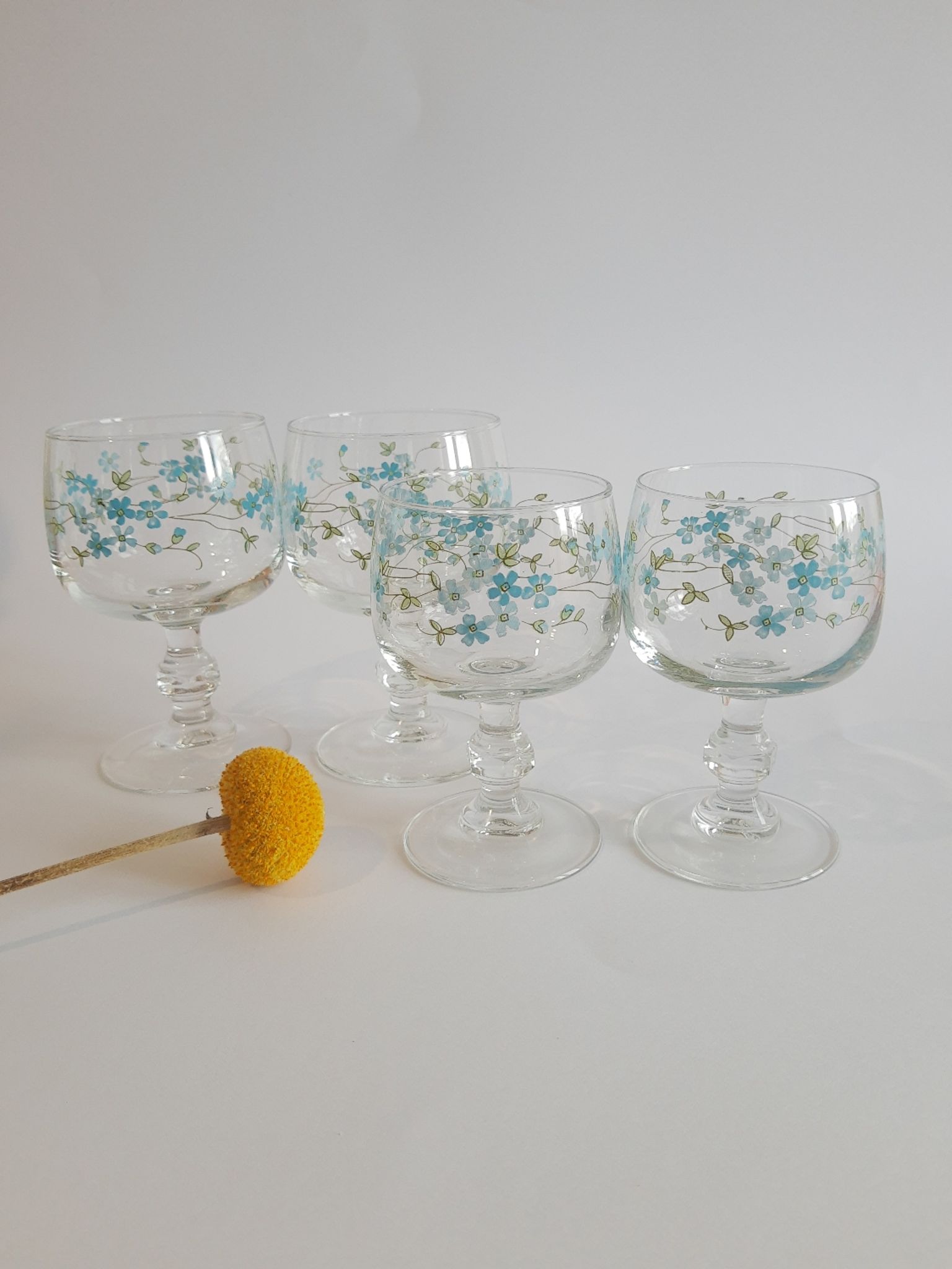 Set of 4 glasses with feet model Véronica Forget-me-nots France vintage