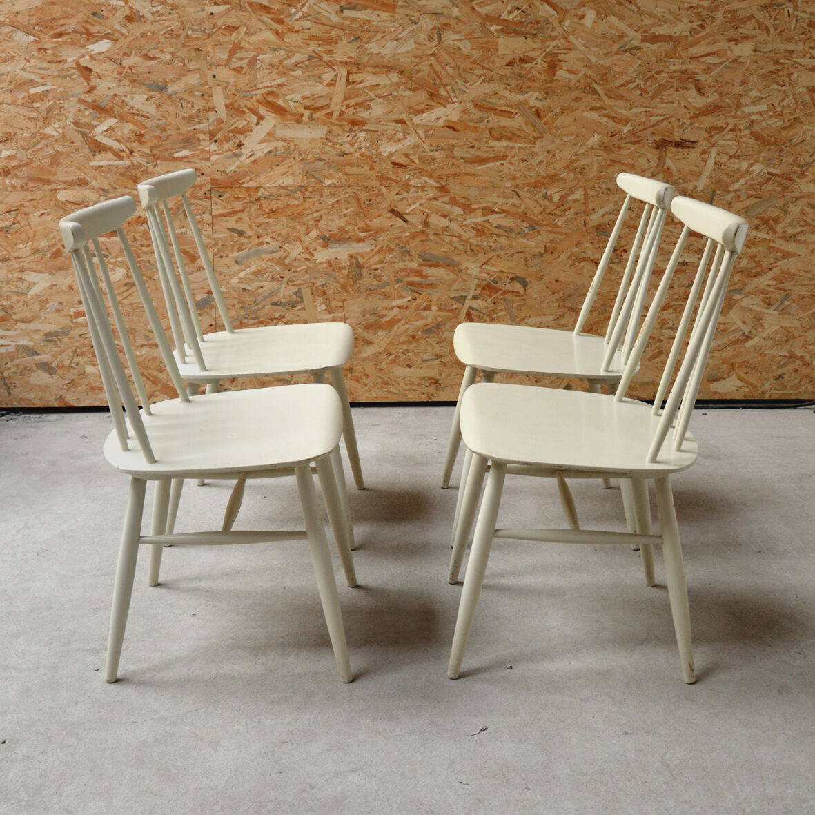 Série de 4 chaises blanches à barreaux 1960